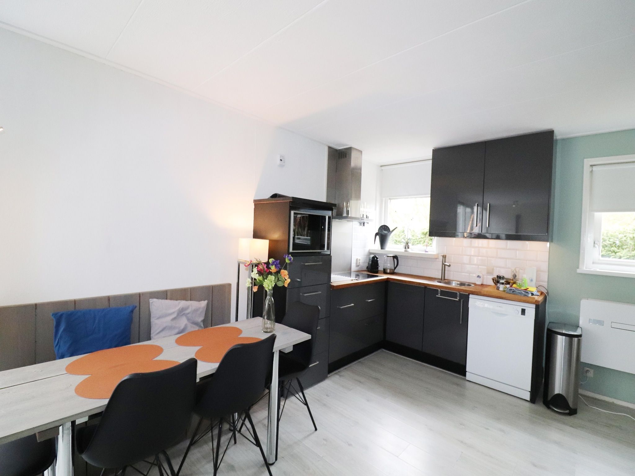 De eetkamer van Combinatie nr 105 en 110 in Grou