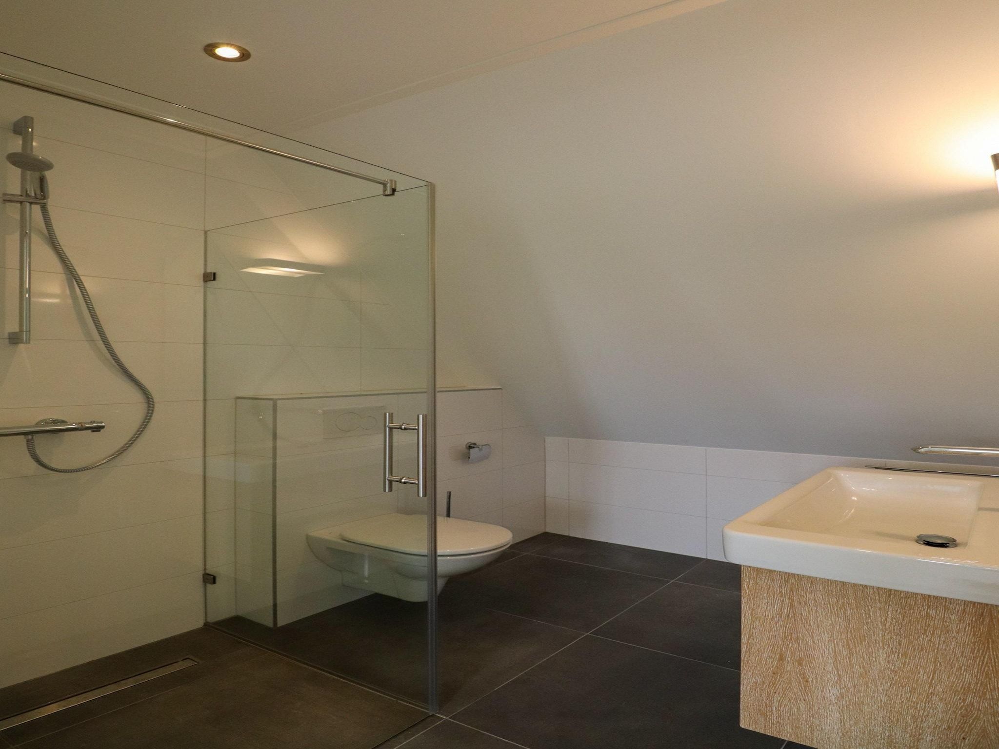 De badkamer van Friese Meren Villa's 20 in Delfstrahuizen