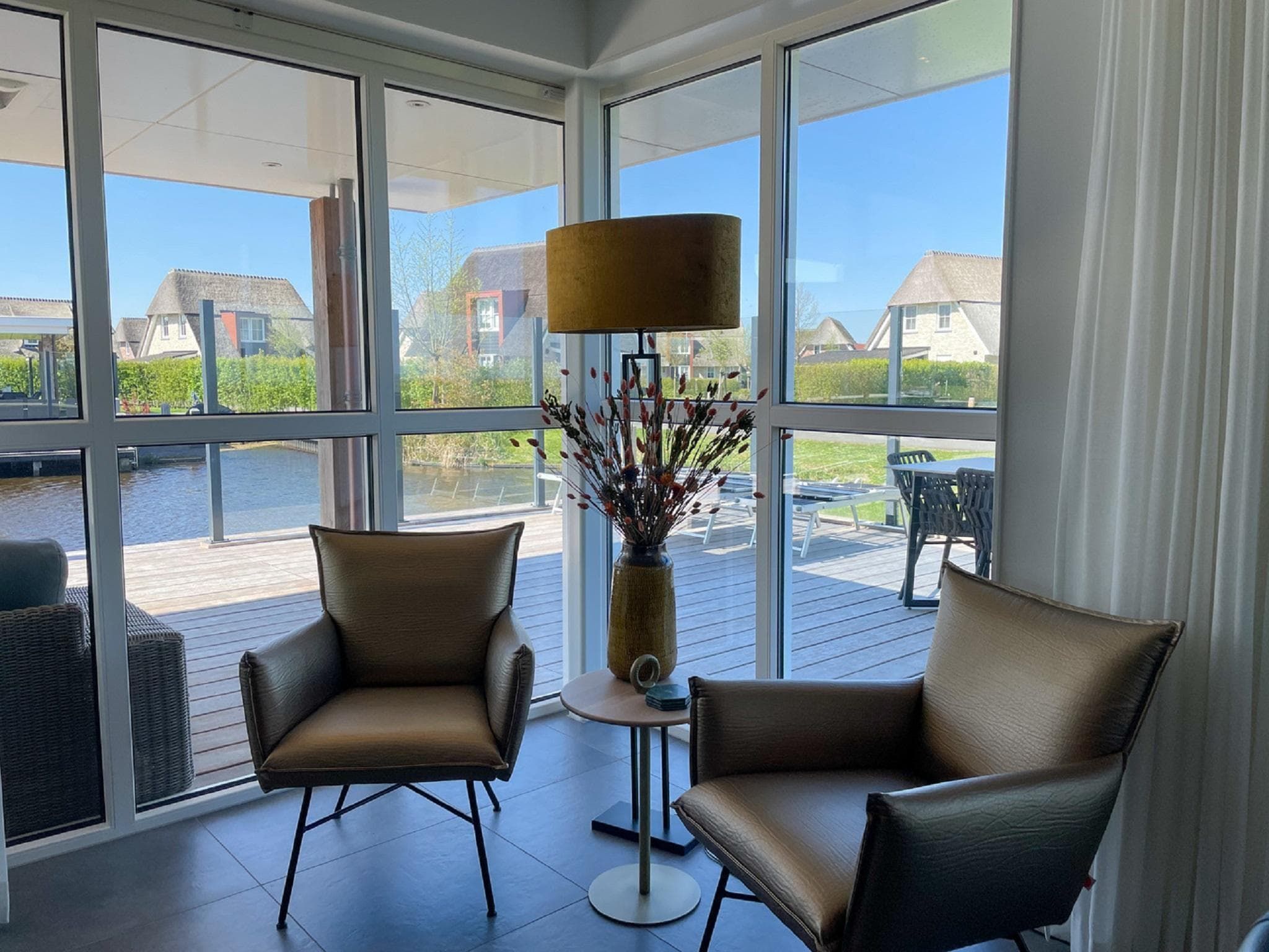 De woonkamer van Friese Meren Villa's 20 in Delfstrahuizen