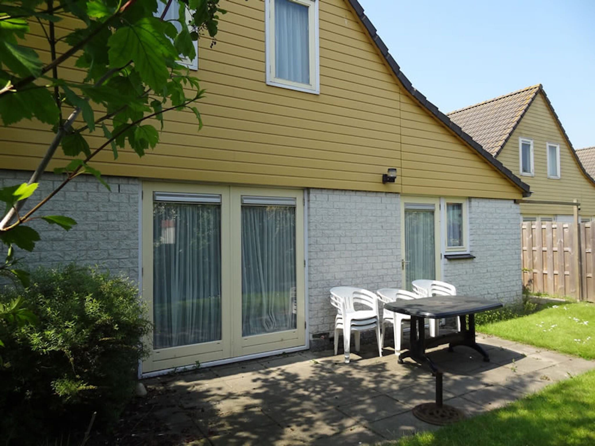 Het terras van Villapark De Oesterbaai 111 in Wemeldinge