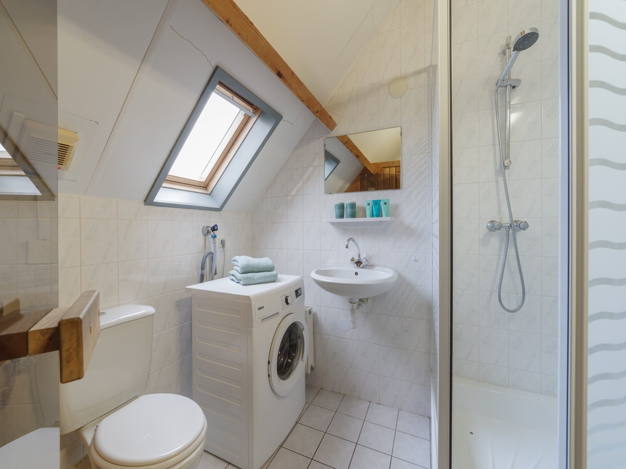 De badkamer van Villapark De Oesterbaai 111 in Wemeldinge