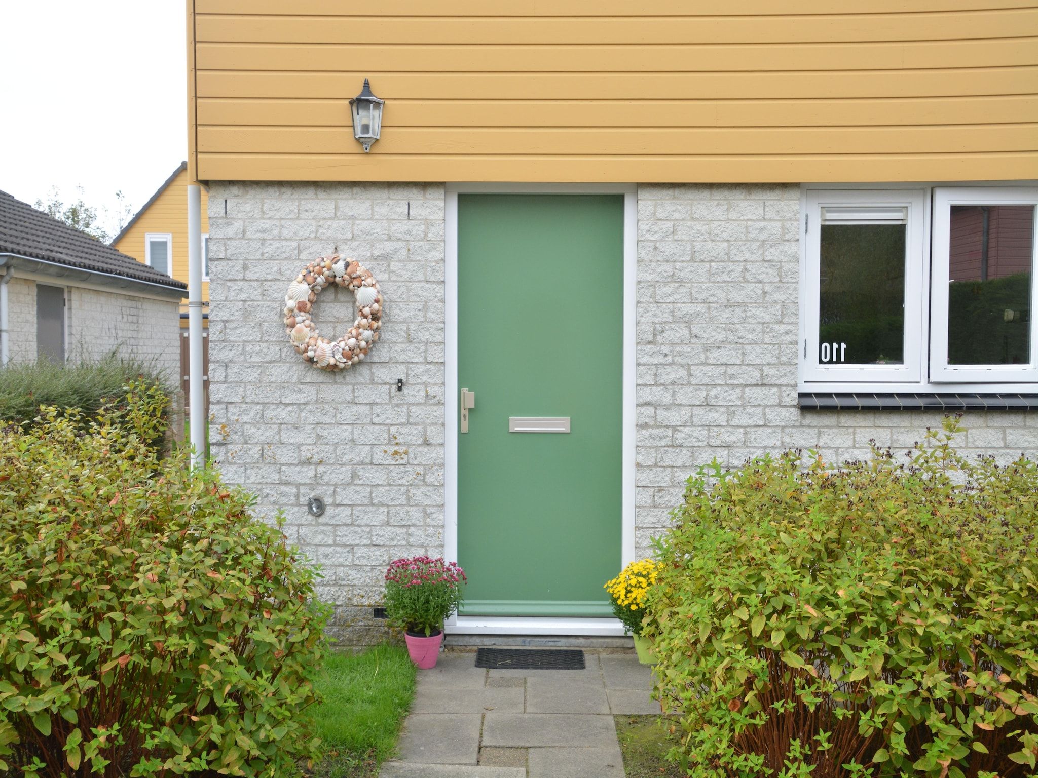 De tuin van Villapark De Oesterbaai 110 in Wemeldinge