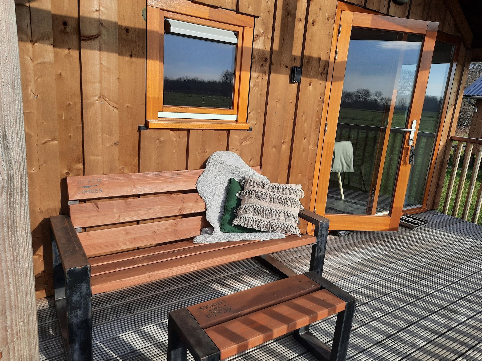 Het terras van Acker Lodges 3 in Ruinerwold