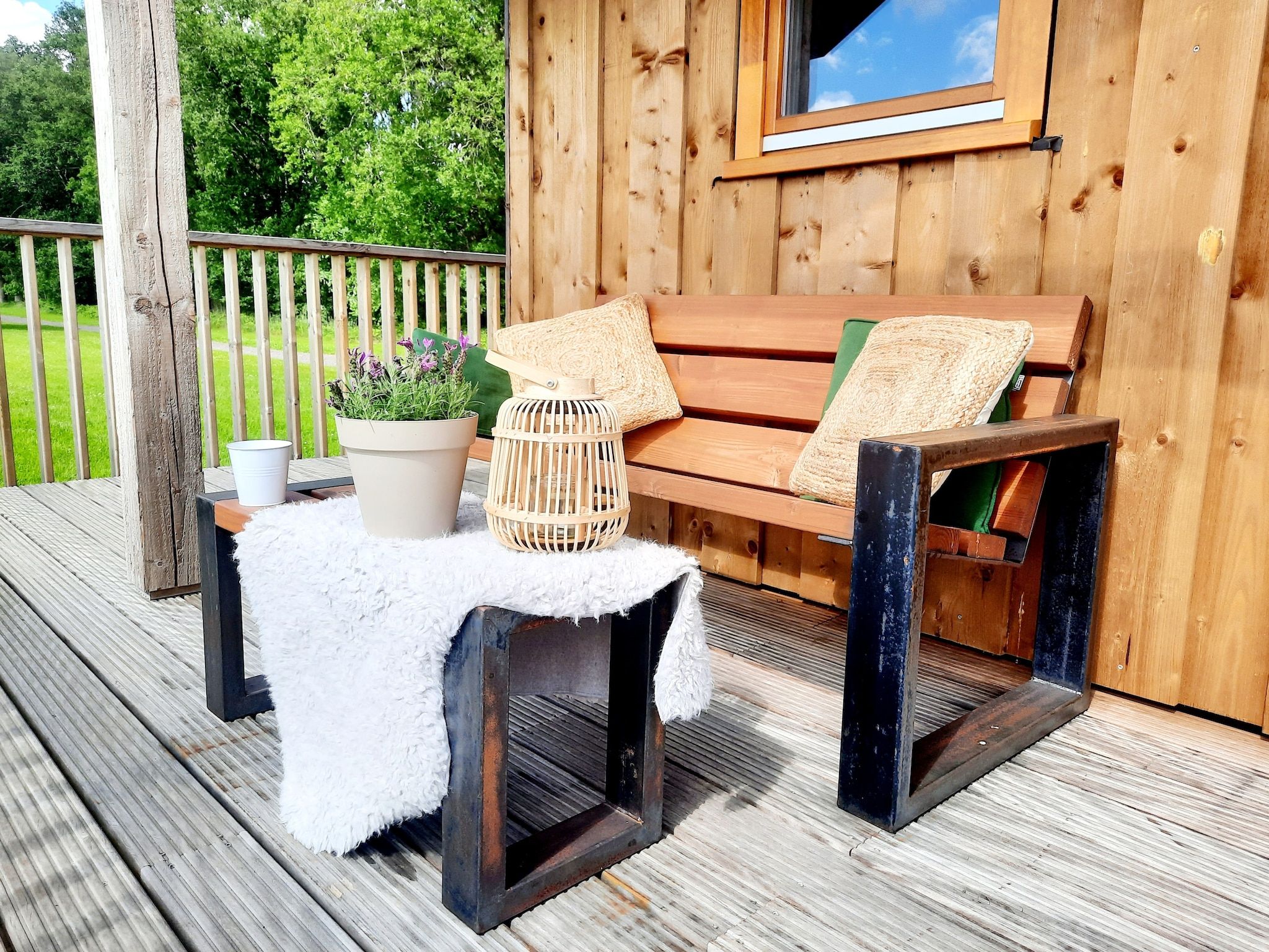 Het terras van Acker Lodges 3 in Ruinerwold
