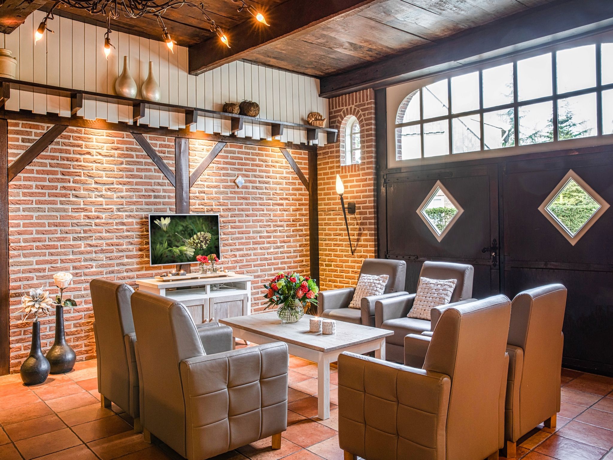 De woonkamer van De Familieboerderij in Losser