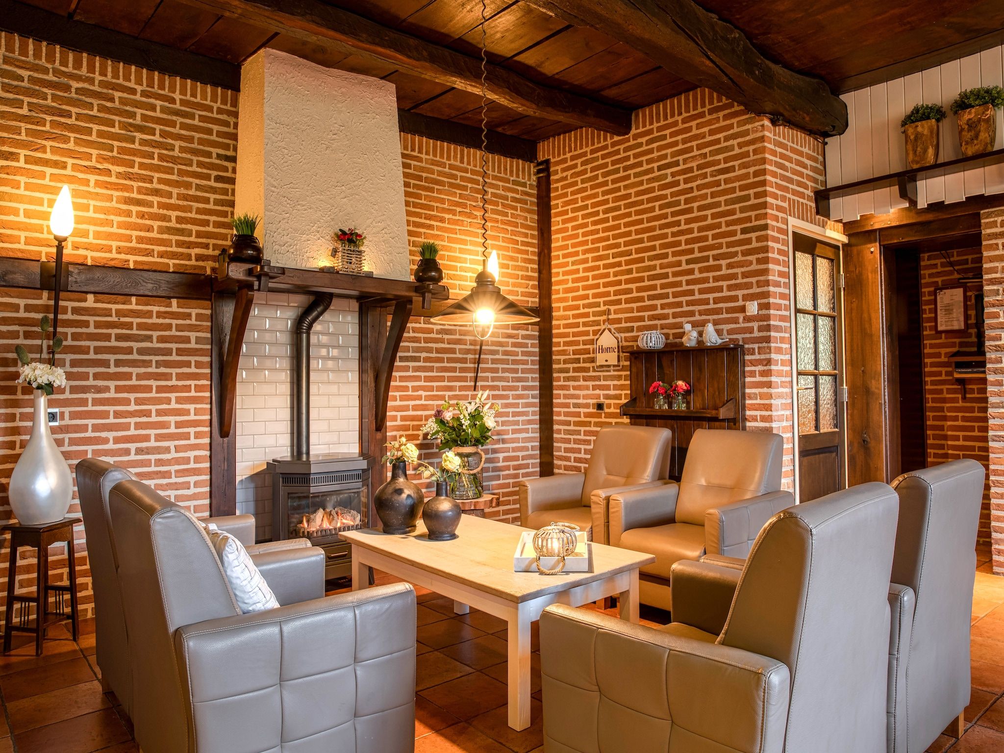 De woonkamer van De Familieboerderij in Losser