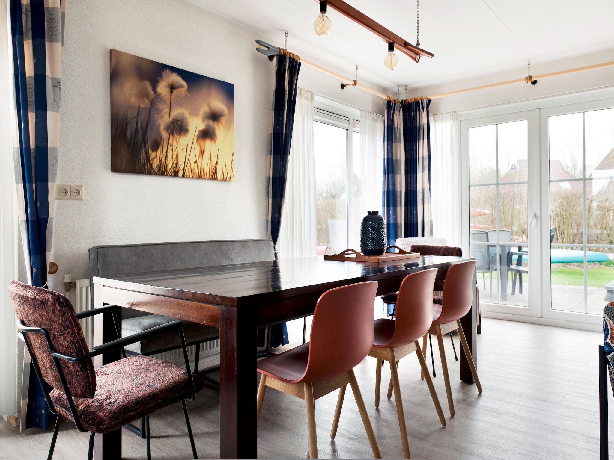 De eetkamer van Wiid Wellness de luxe met sauna & buitenspa in Friesland