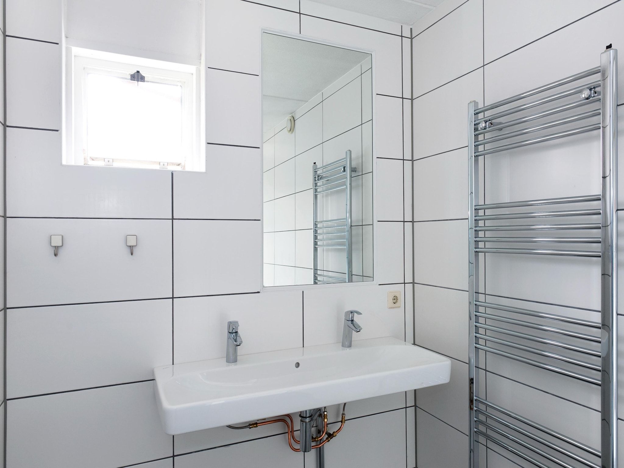 De badkamer van Wiid Wellness de luxe met sauna & buitenspa in Friesland