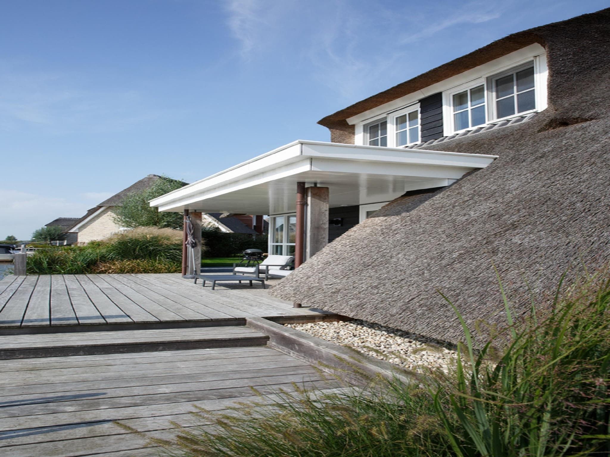 Het terras van Friese Meren Villa's 22 in Delfstrahuizen