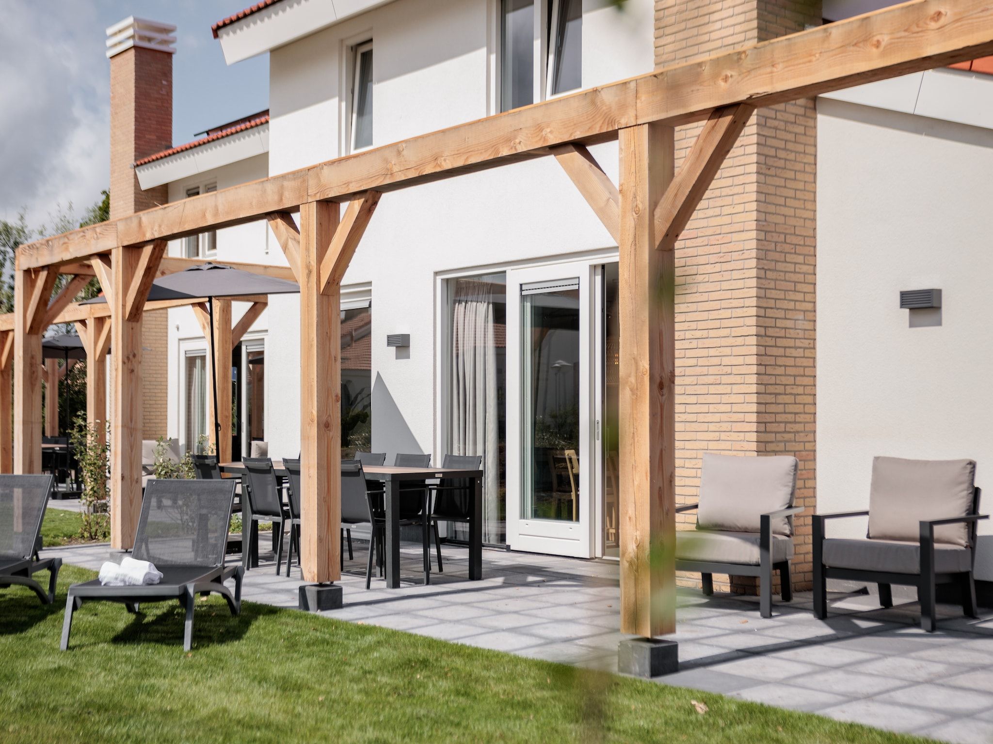 Het terras van Duinresort Dunimar 4 in Noordwijkerhout