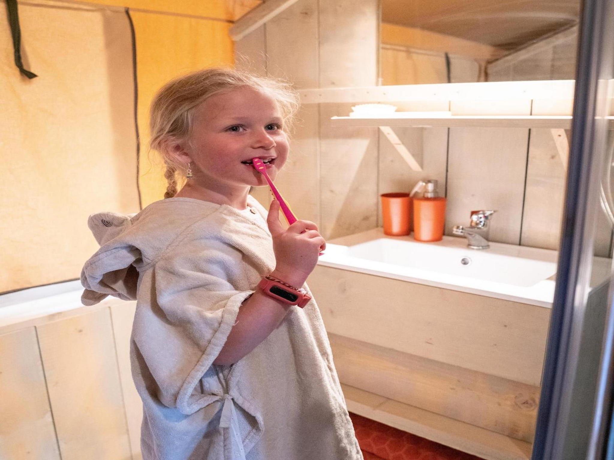 De badkamer van Recreatiepark Rhederlaagse Meren 18 in Lathum