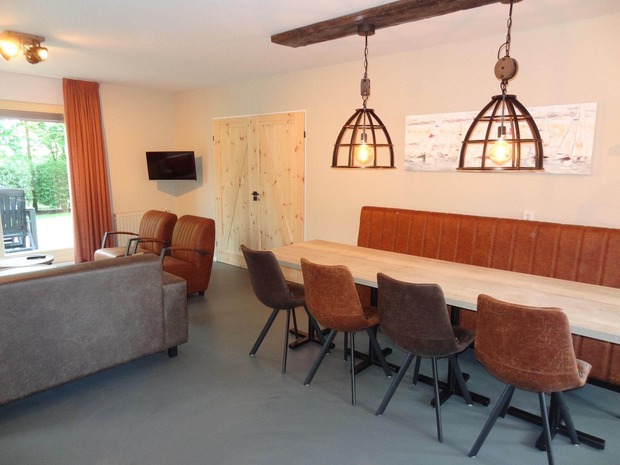 De eetkamer van Villapark De Oesterbaai 74 in Wemeldinge