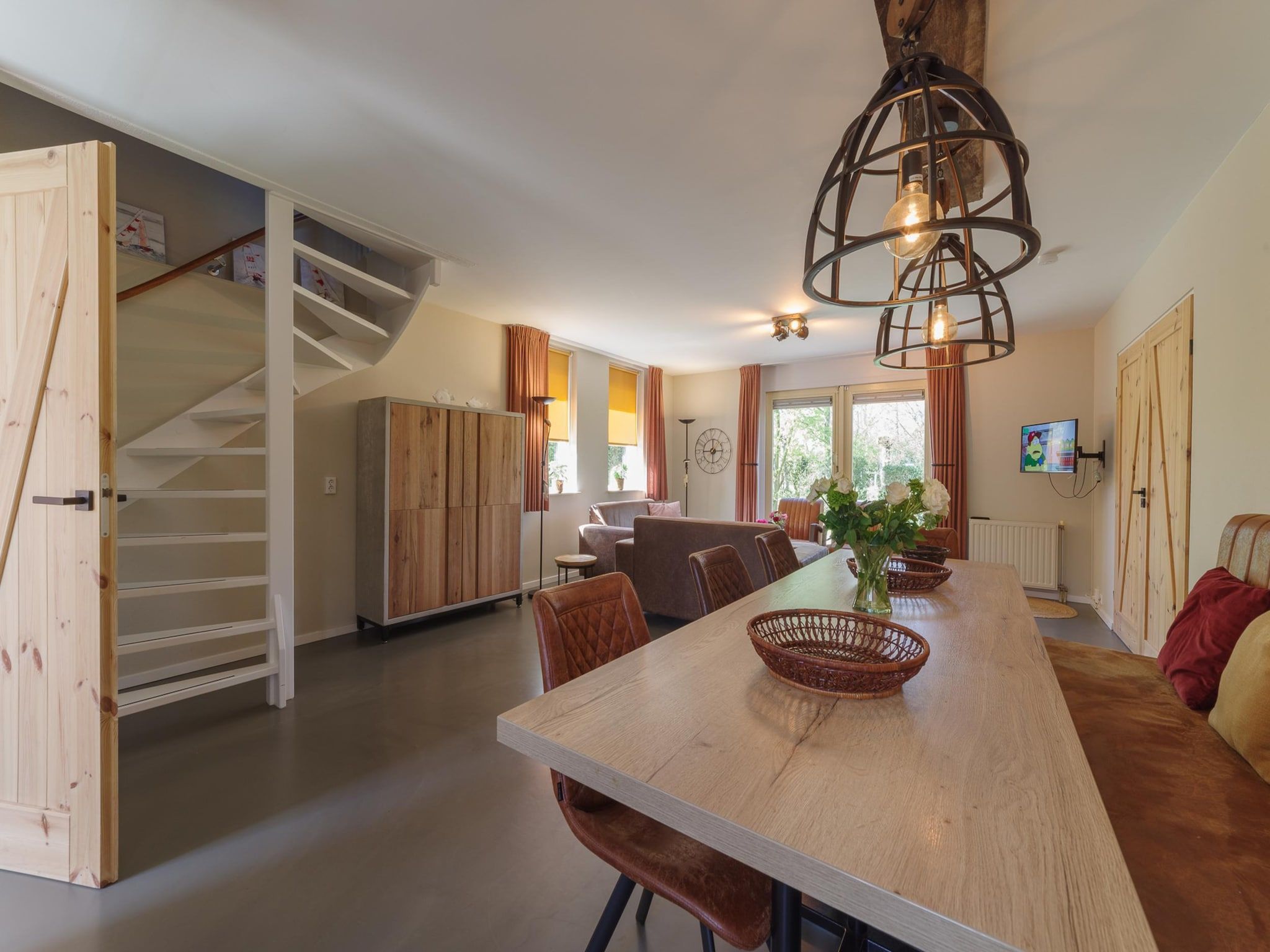 De eetkamer van Villapark De Oesterbaai 74 in Wemeldinge