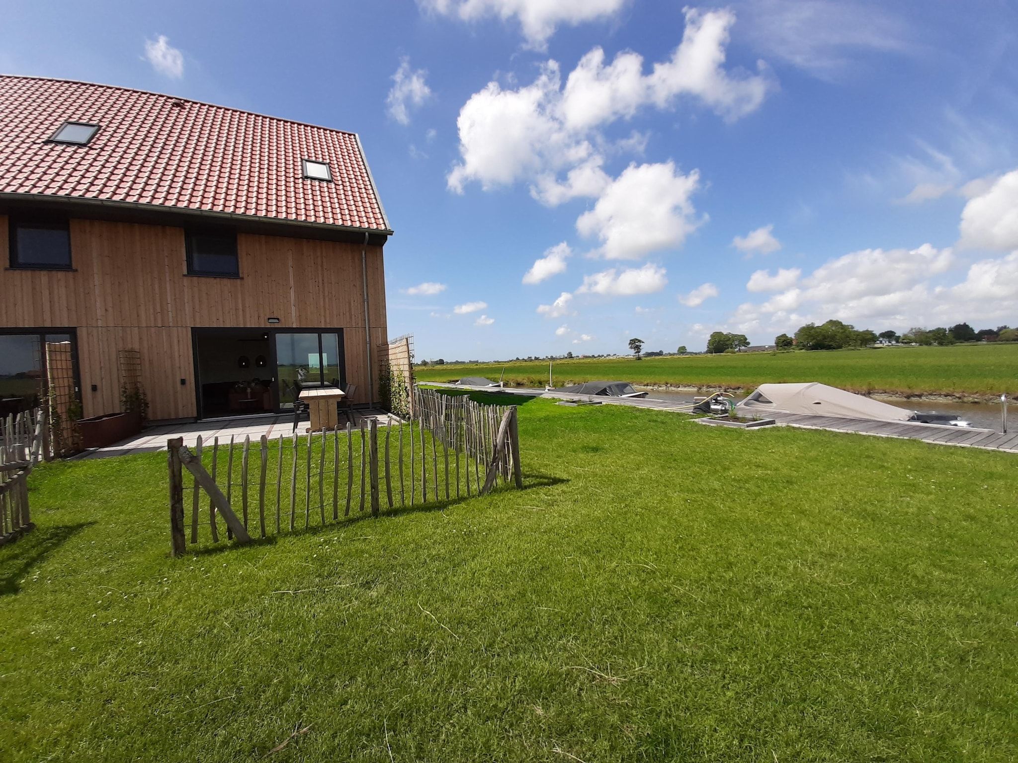 De buitenkant van Friese Villa in Leons in Leons