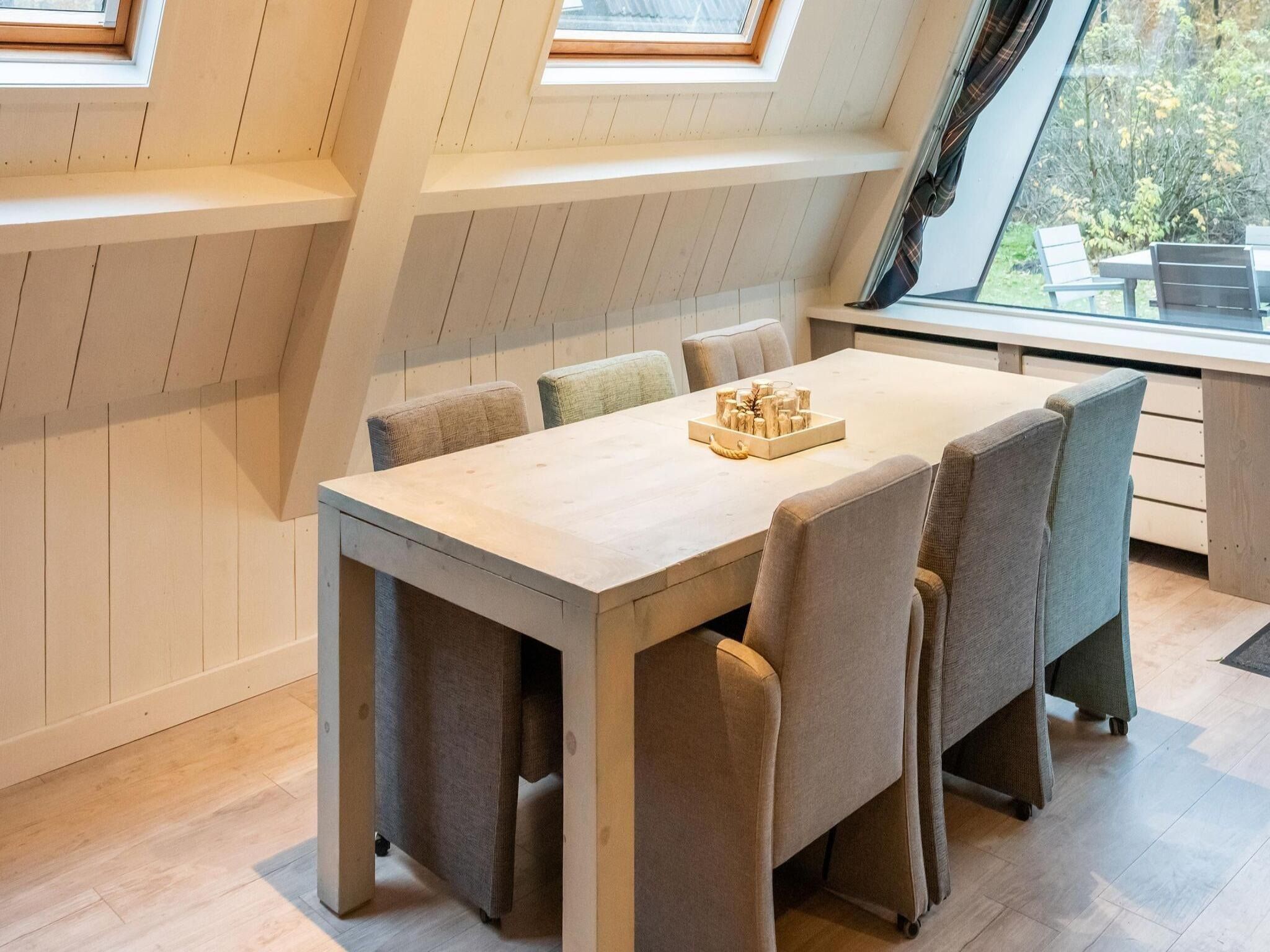 De eetkamer van Combi bungalow Vosseven 84 & 85 in Stramproy