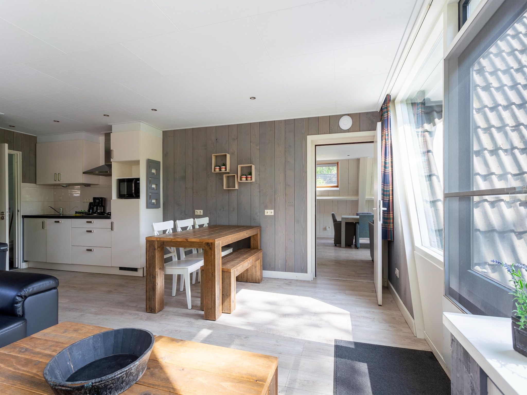 De eetkamer van Combi bungalow Vosseven 84 & 85 in Stramproy