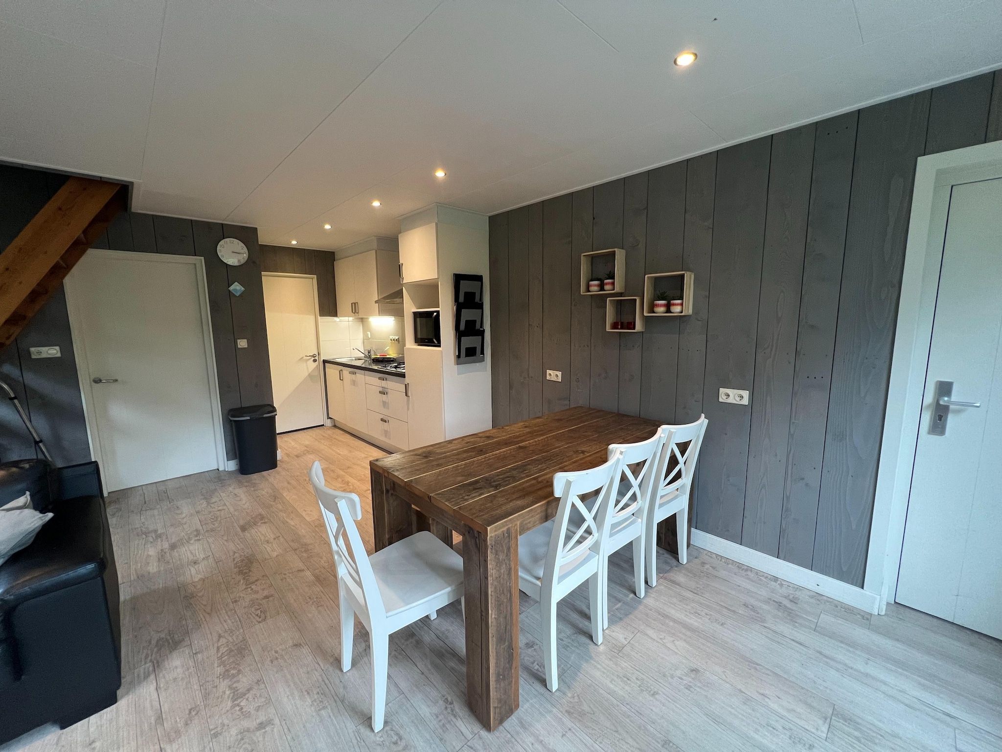 De eetkamer van Combi bungalow Vosseven 84 & 85 in Stramproy