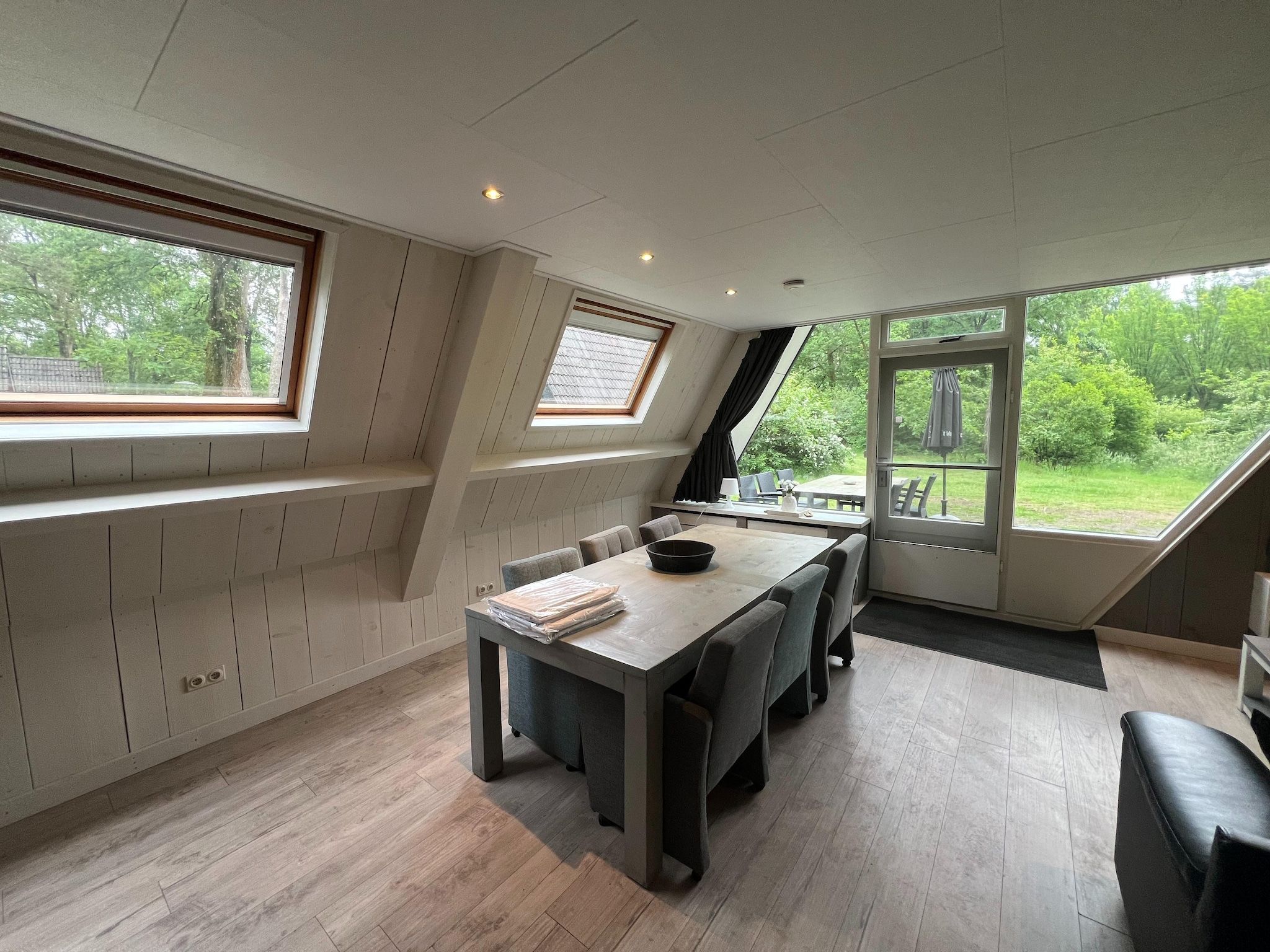 De eetkamer van Combi bungalow Vosseven 84 & 85 in Stramproy