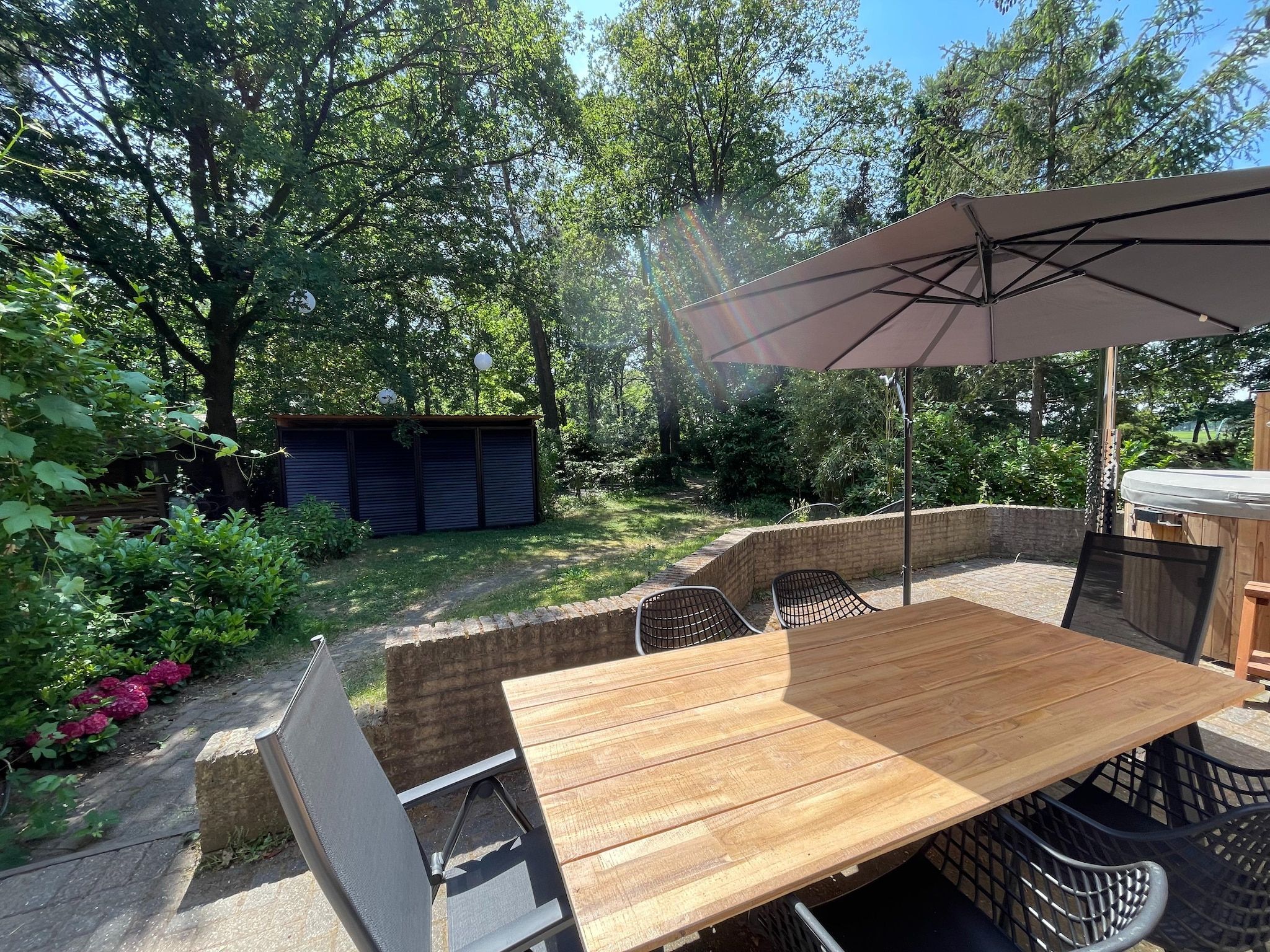 Het terras van Duo Suite wellness in Zelhem