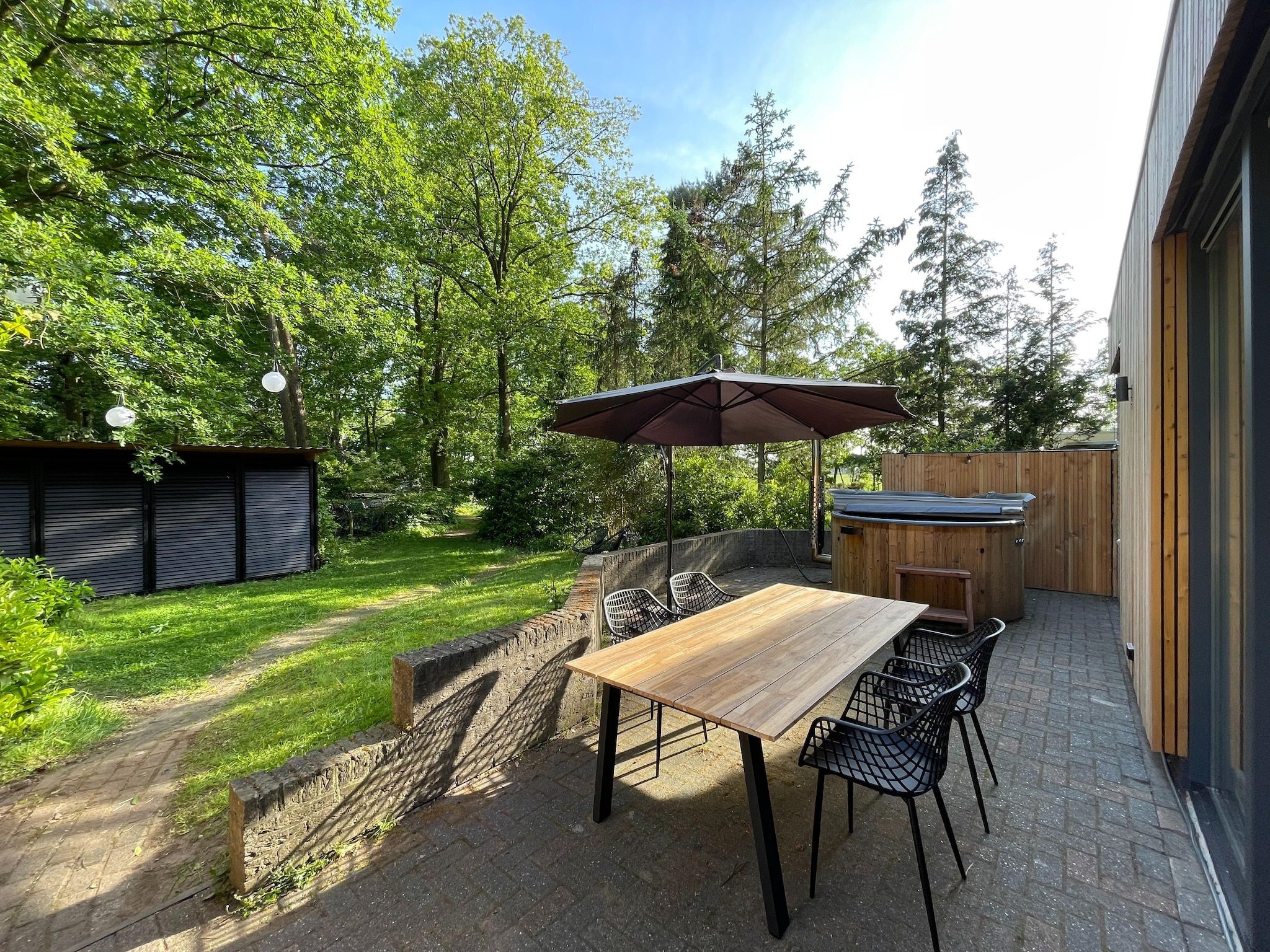 Het terras van Duo Suite wellness in Zelhem