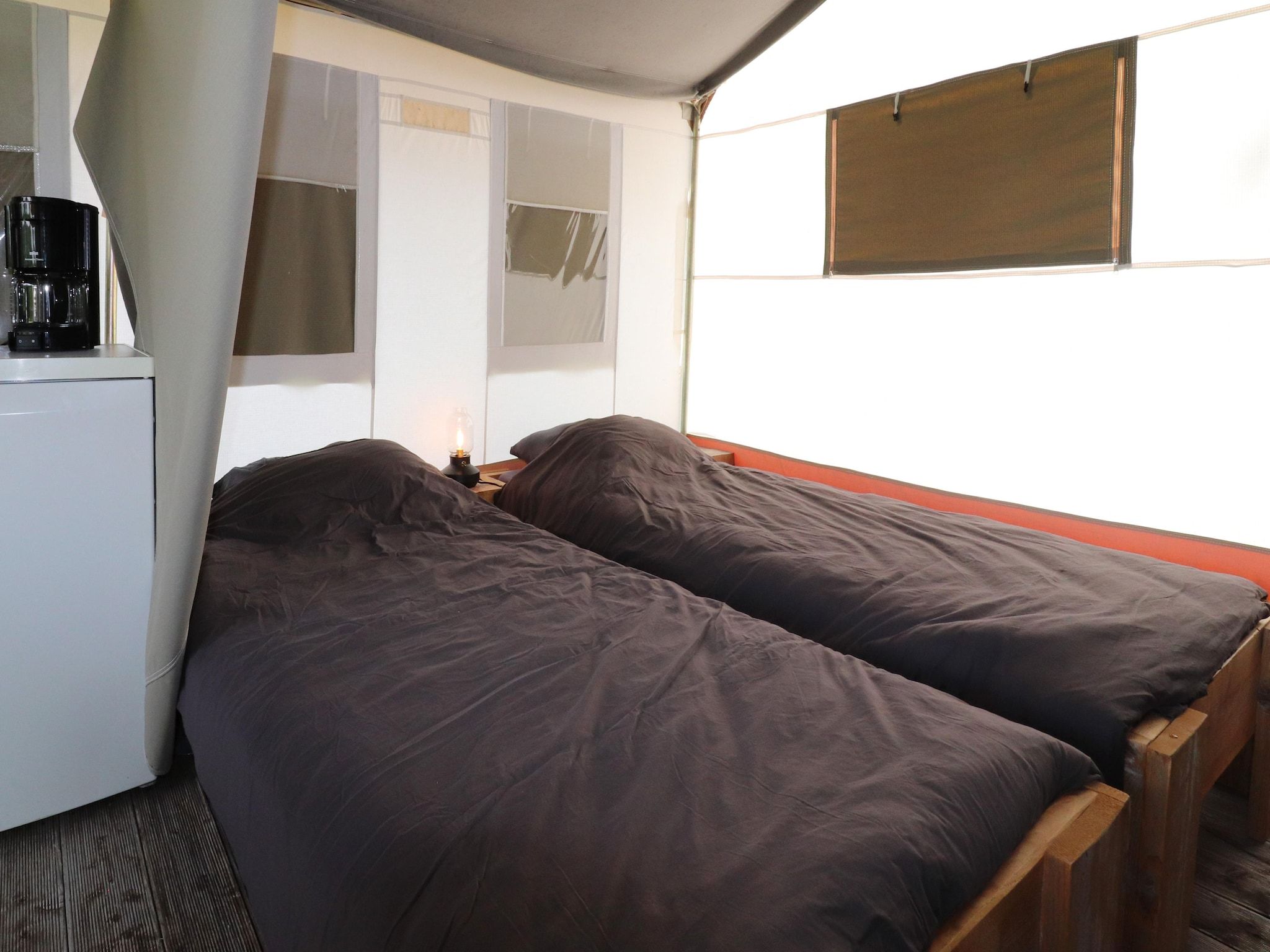 Een slaapkamer van Twee safaritenten "Noflik" & "Gaadlik" naast elkaar in Twijzel