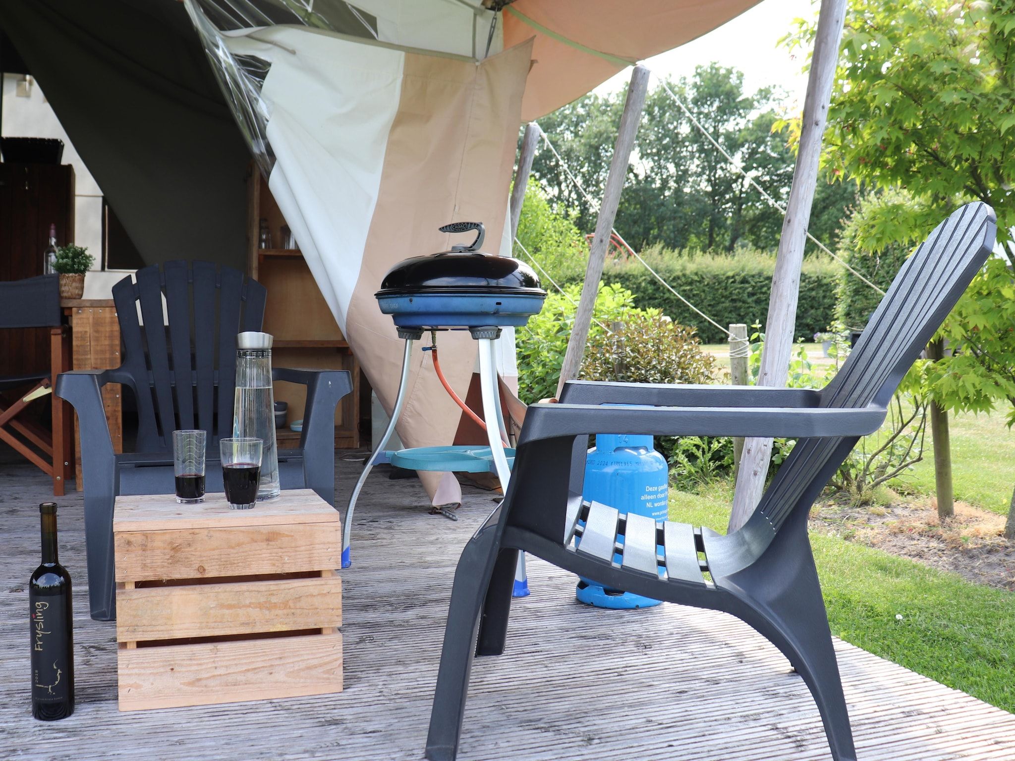 Het terras van Twee safaritenten "Noflik" & "Gaadlik" naast elkaar in Twijzel