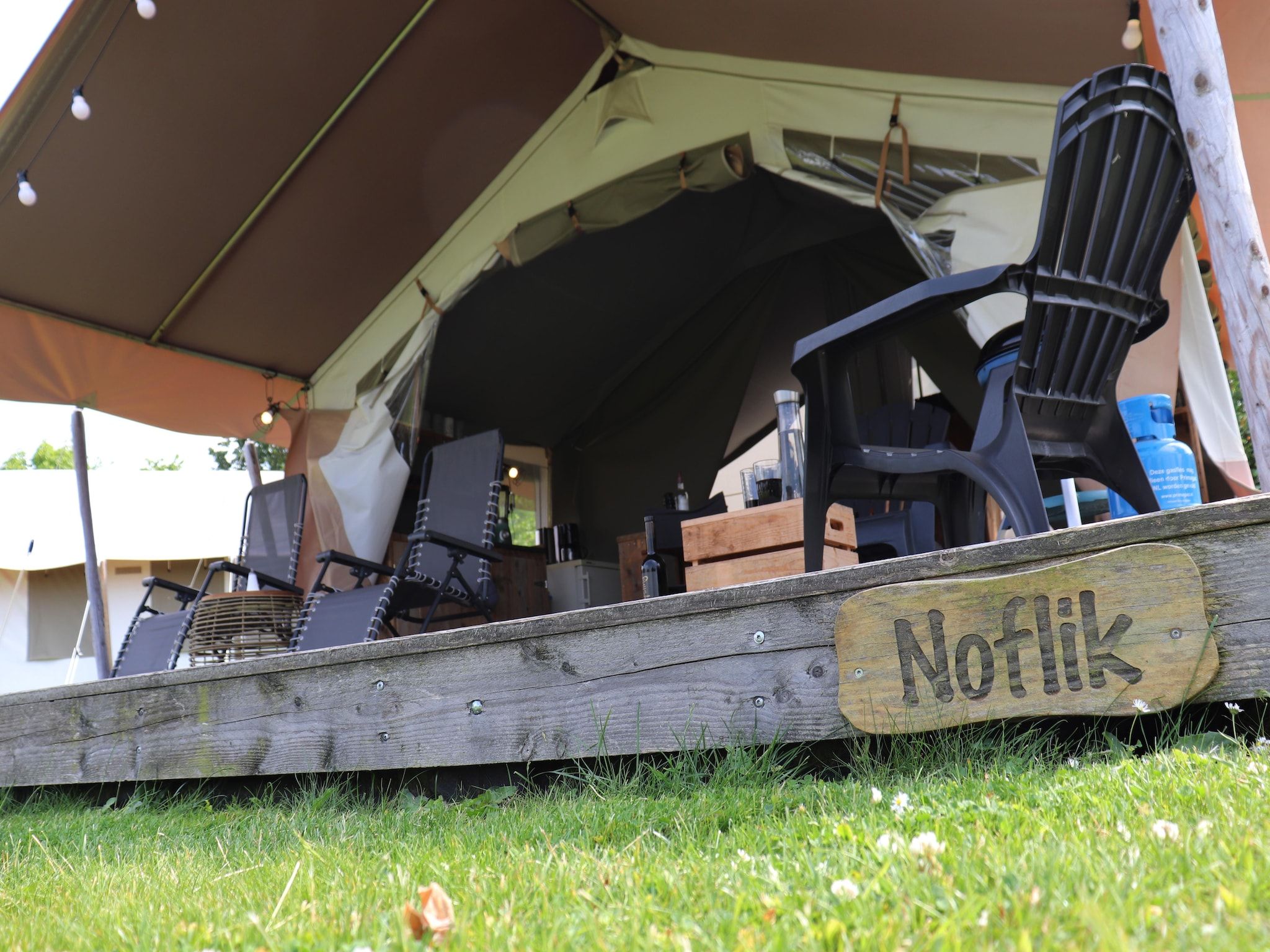 De buitenkant van Twee safaritenten "Noflik" & "Gaadlik" naast elkaar in Twijzel