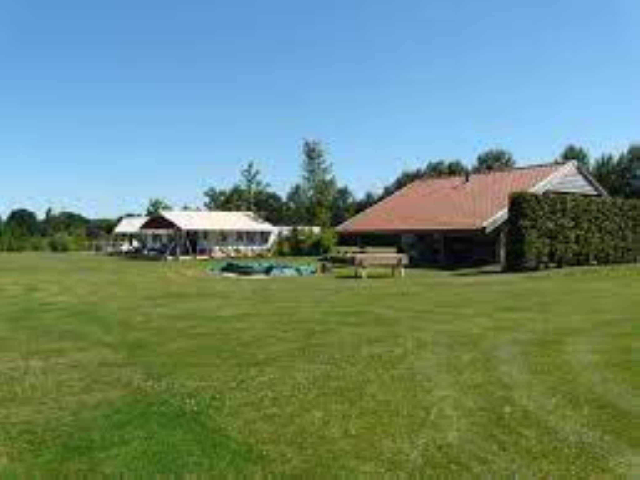 De tuin van Twee safaritenten "Noflik" & "Gaadlik" naast elkaar in Twijzel