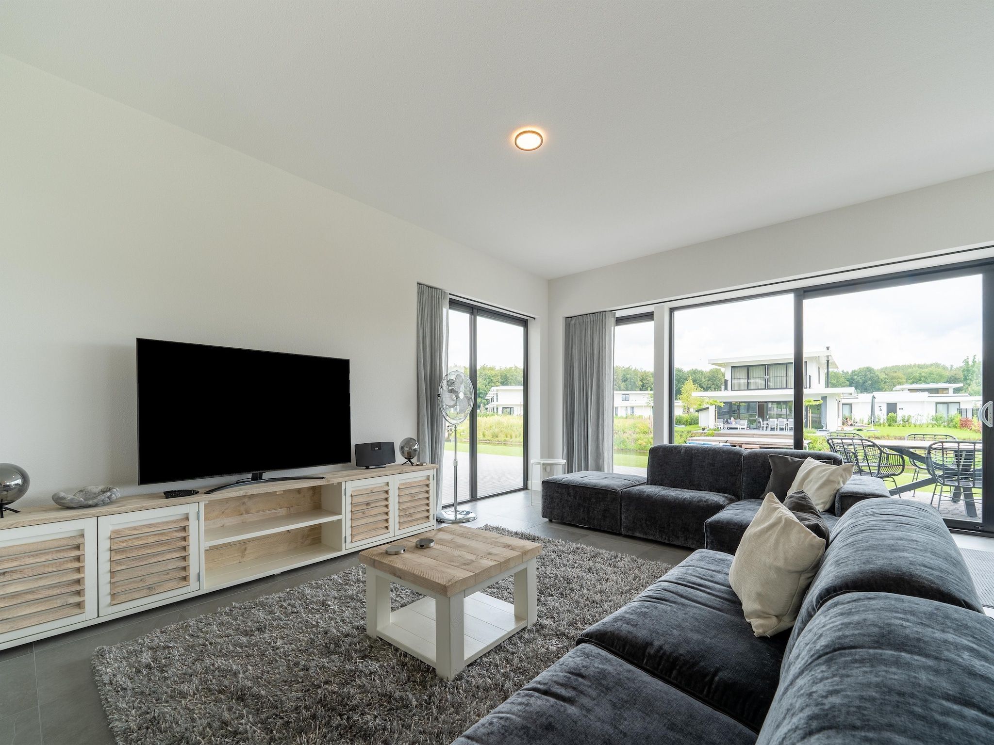 De woonkamer van Combi watervillas 553 and 554 in Zeewolde