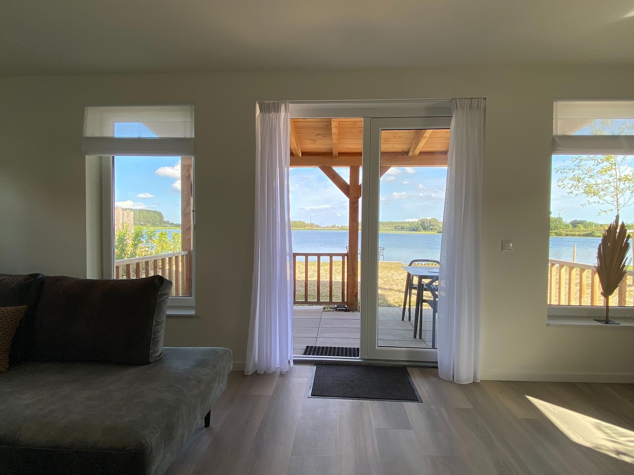 De woonkamer van Lake view villa met zwem- vissteiger in Simonshaven
