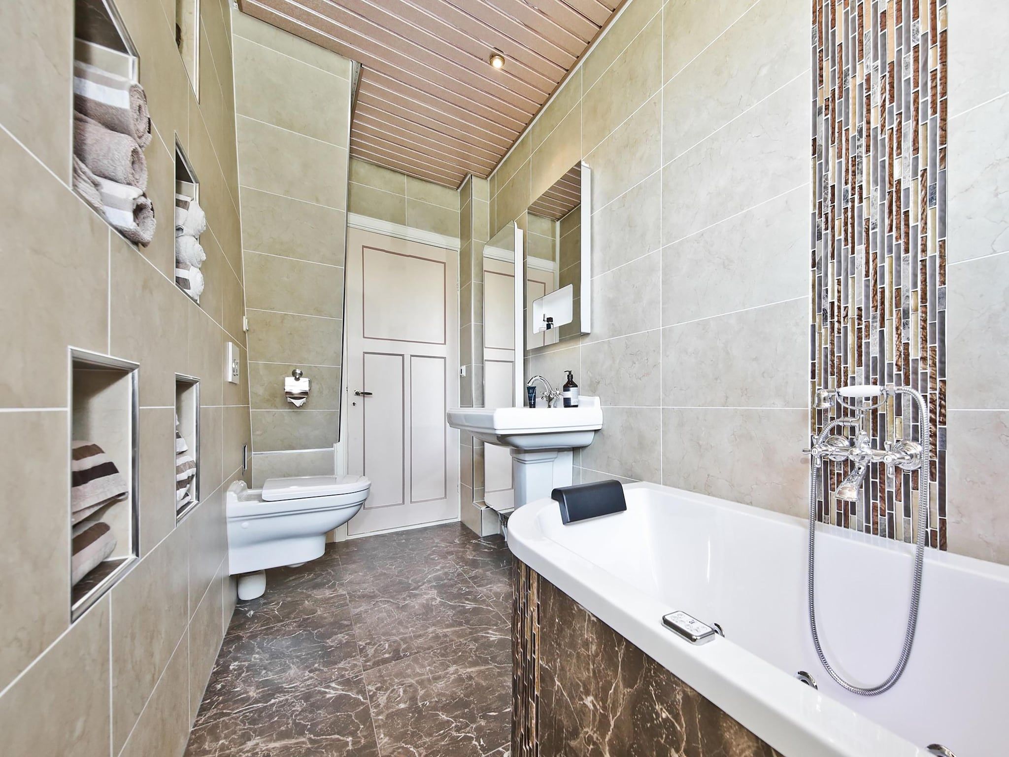 De badkamer van Karakteristiek landhuis met sauna in Noord-Holland