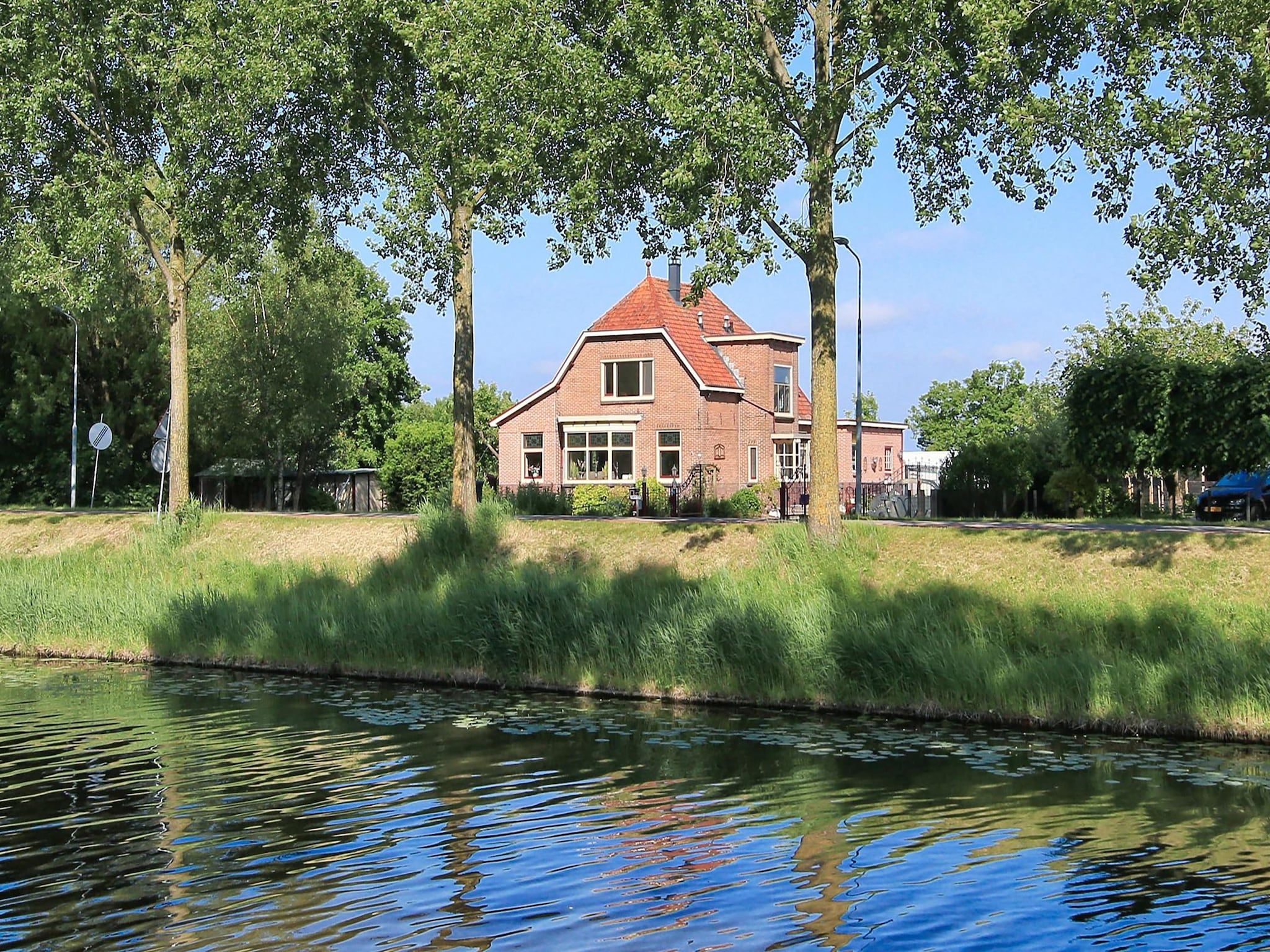 De buitenkant van Karakteristiek landhuis met sauna in Noord-Holland