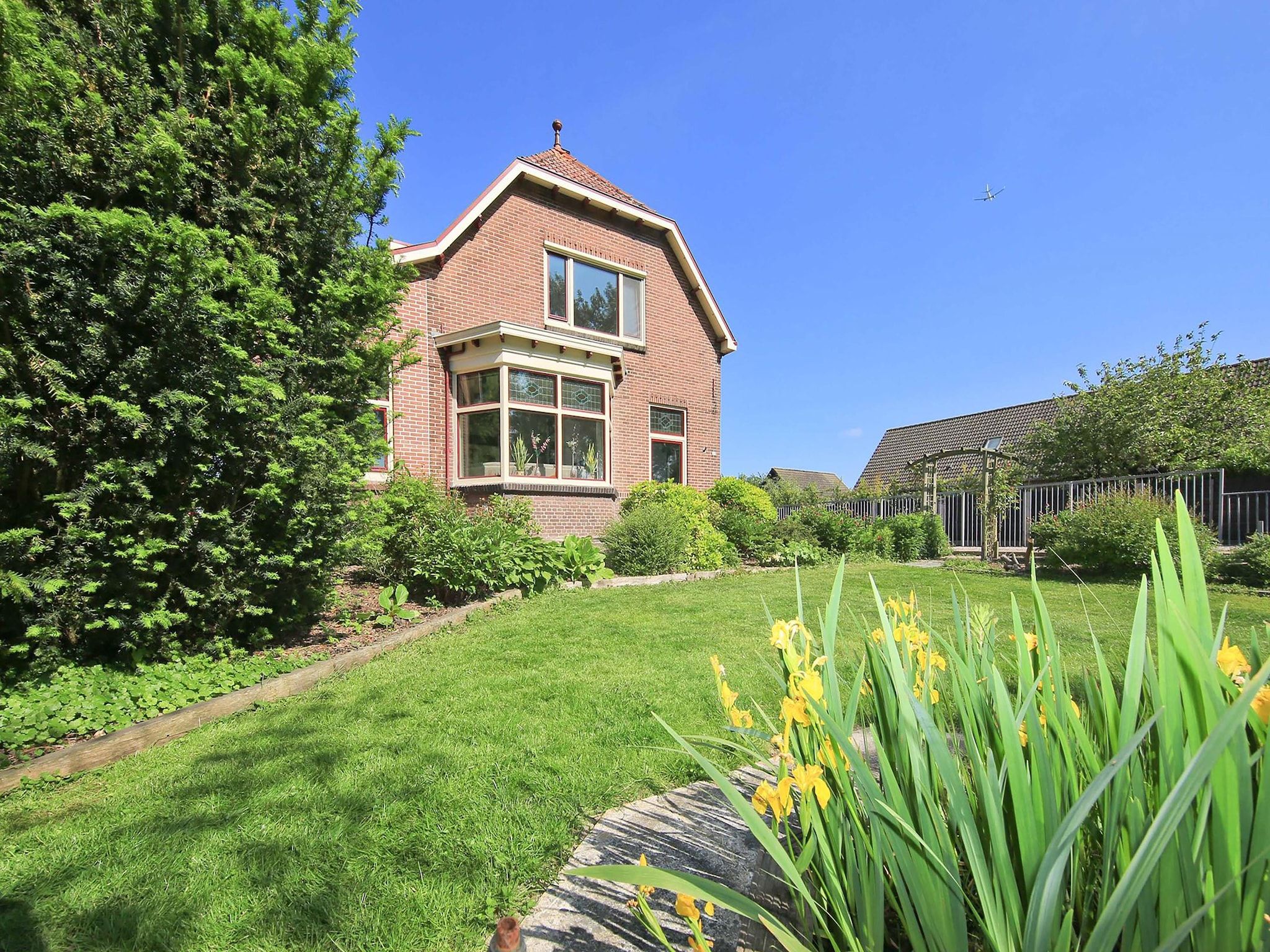 De tuin van Karakteristiek landhuis met sauna in Noord-Holland