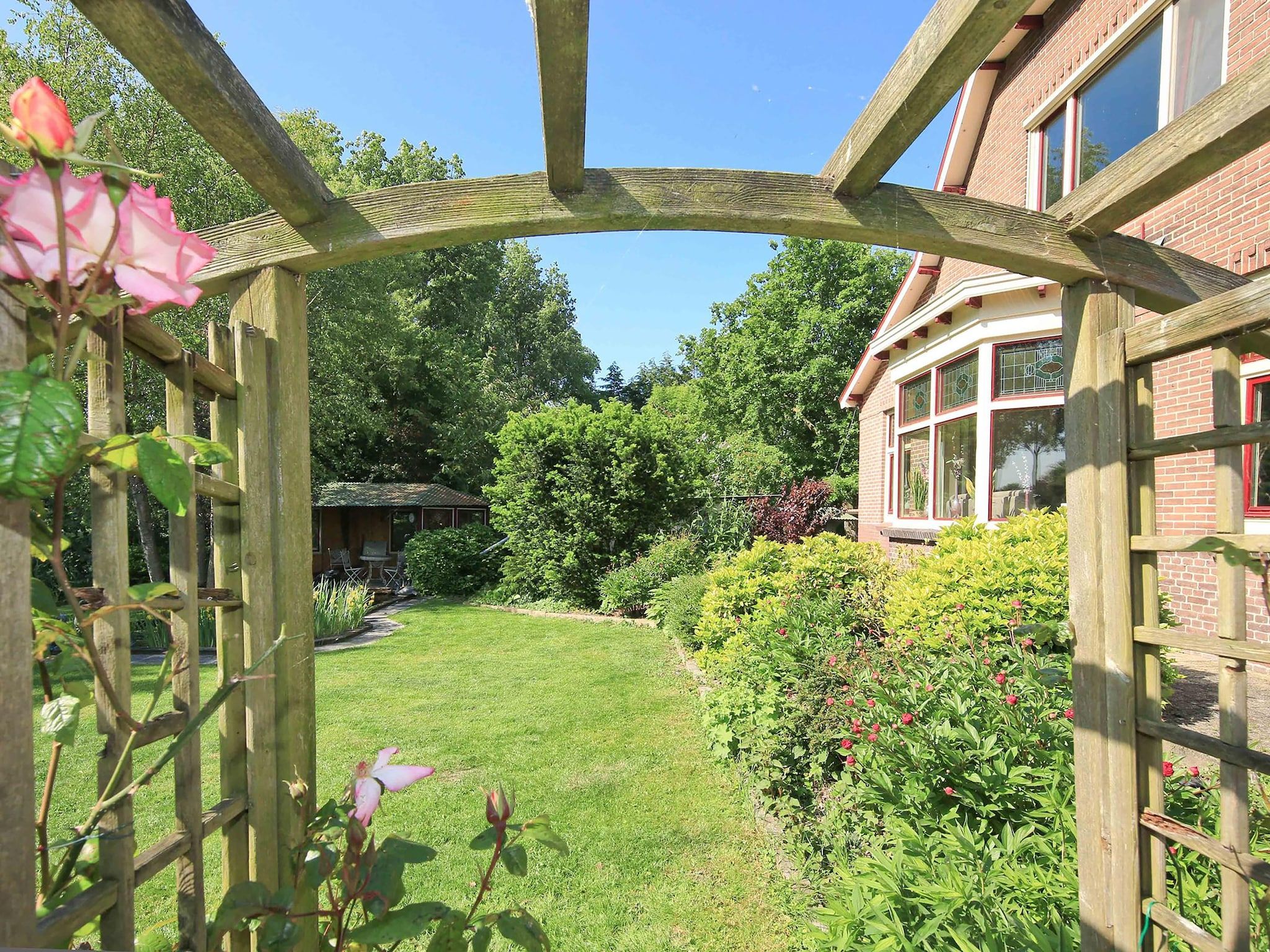 De tuin van Karakteristiek landhuis met sauna in Noord-Holland