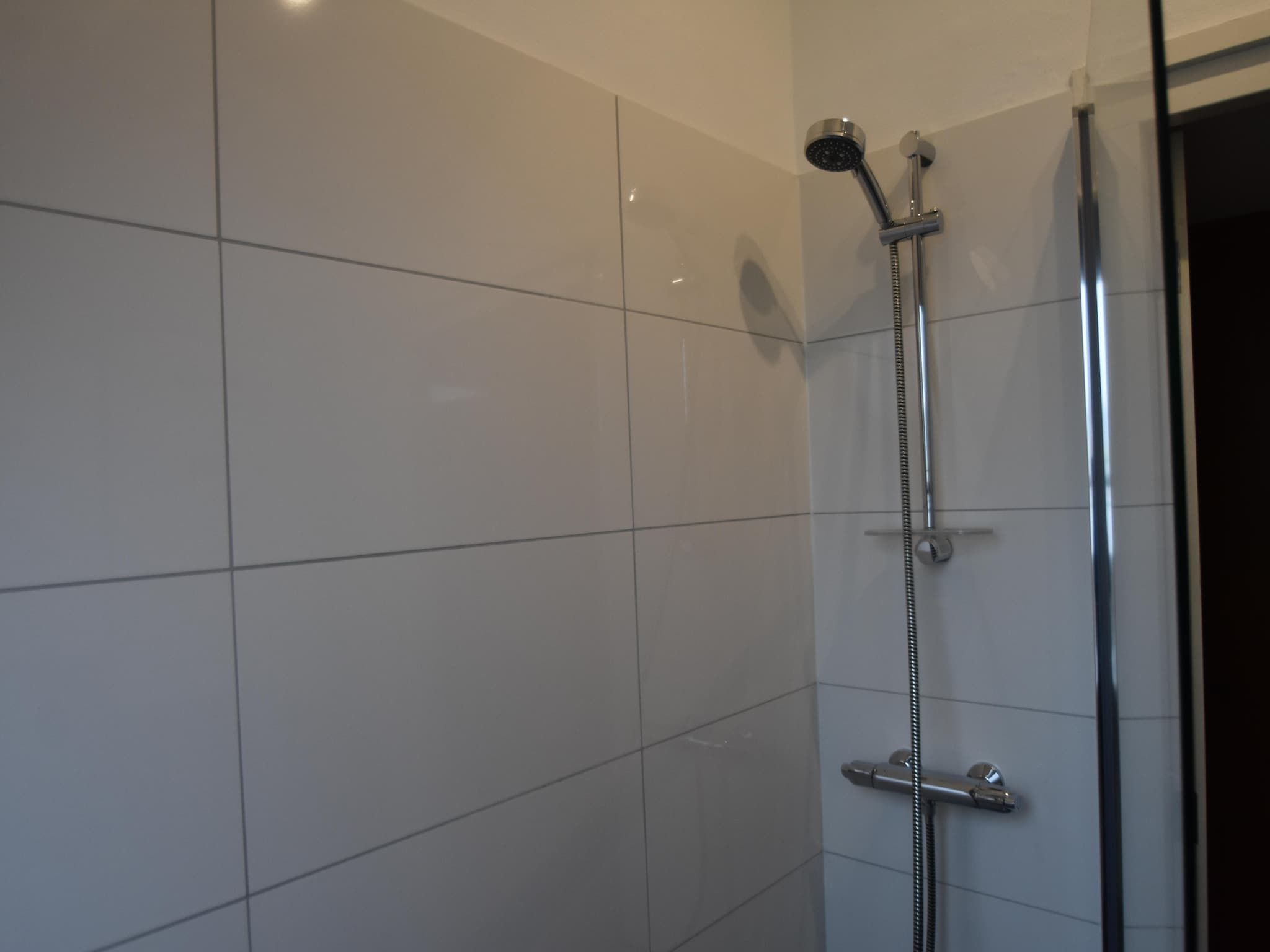 De badkamer van Villa Bosrijk in Zeewolde