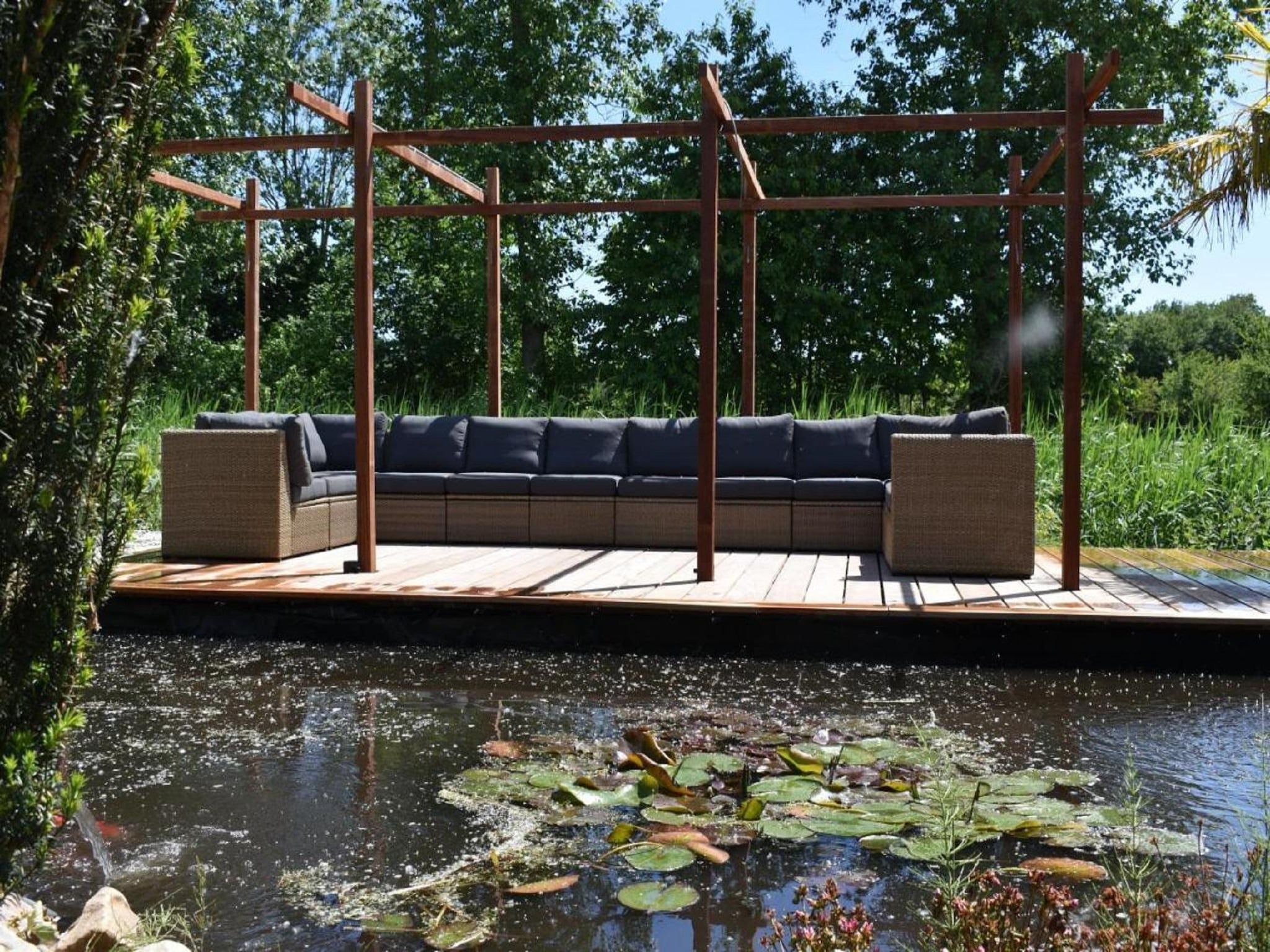 Het terras van Villa Bosrijk in Zeewolde