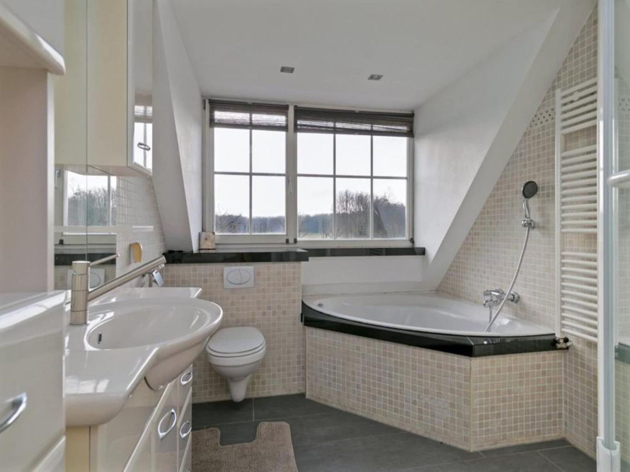 De badkamer van Villa Bosrijk in Zeewolde