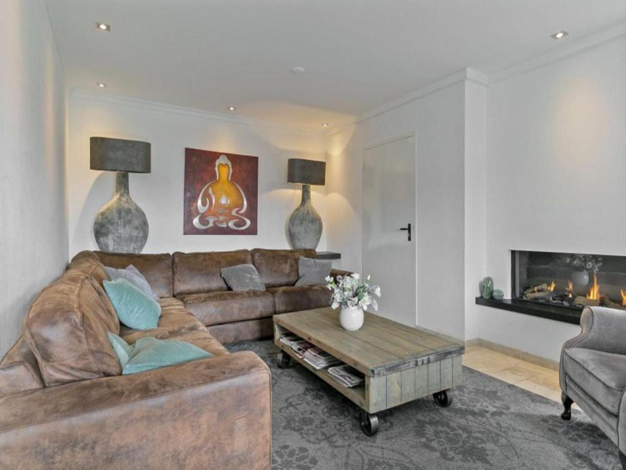 De woonkamer van Villa Bosrijk in Zeewolde