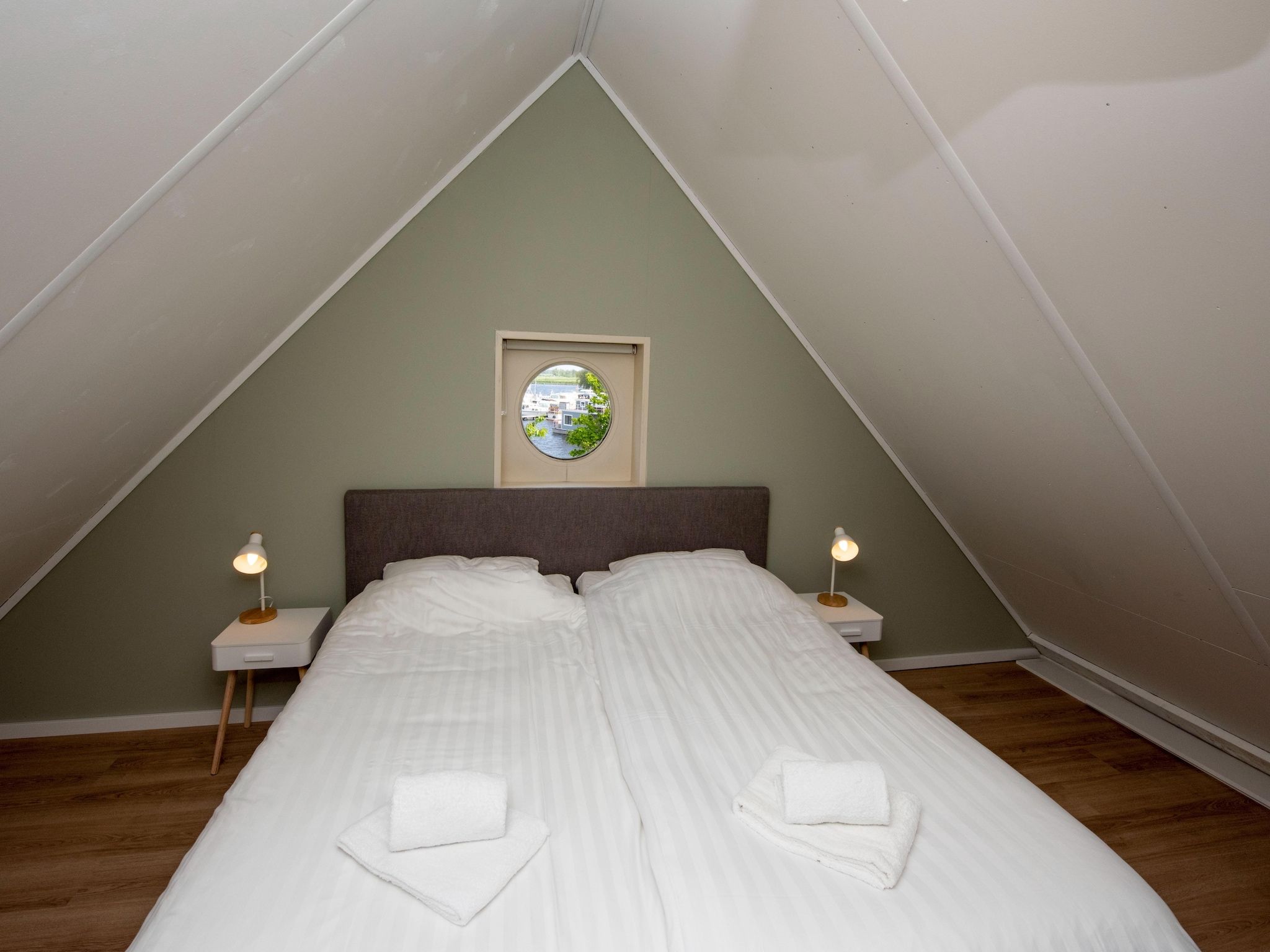 Een slaapkamer van Villa aan het water in Terherne in Terherne