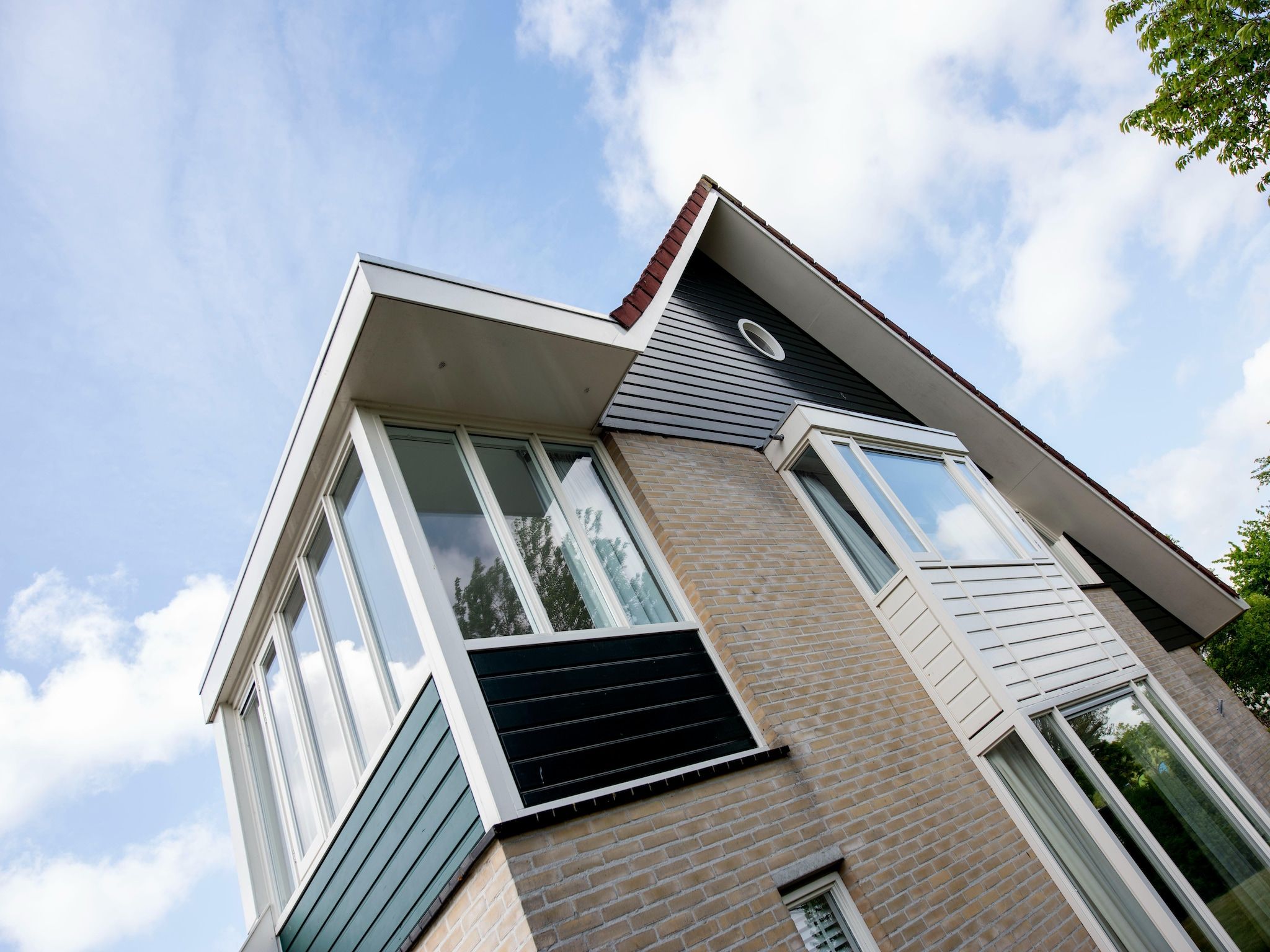 De buitenkant van Villa aan het water in Terherne in Terherne