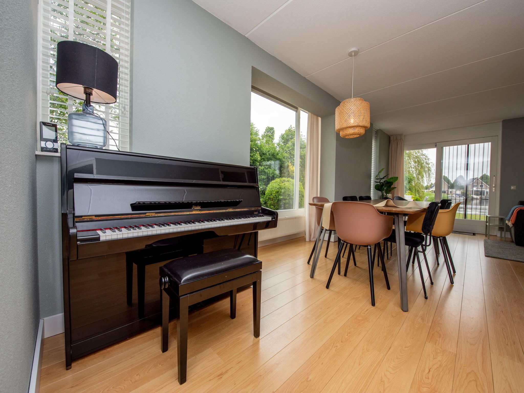 De eetkamer van Villa aan het water in Terherne in Terherne