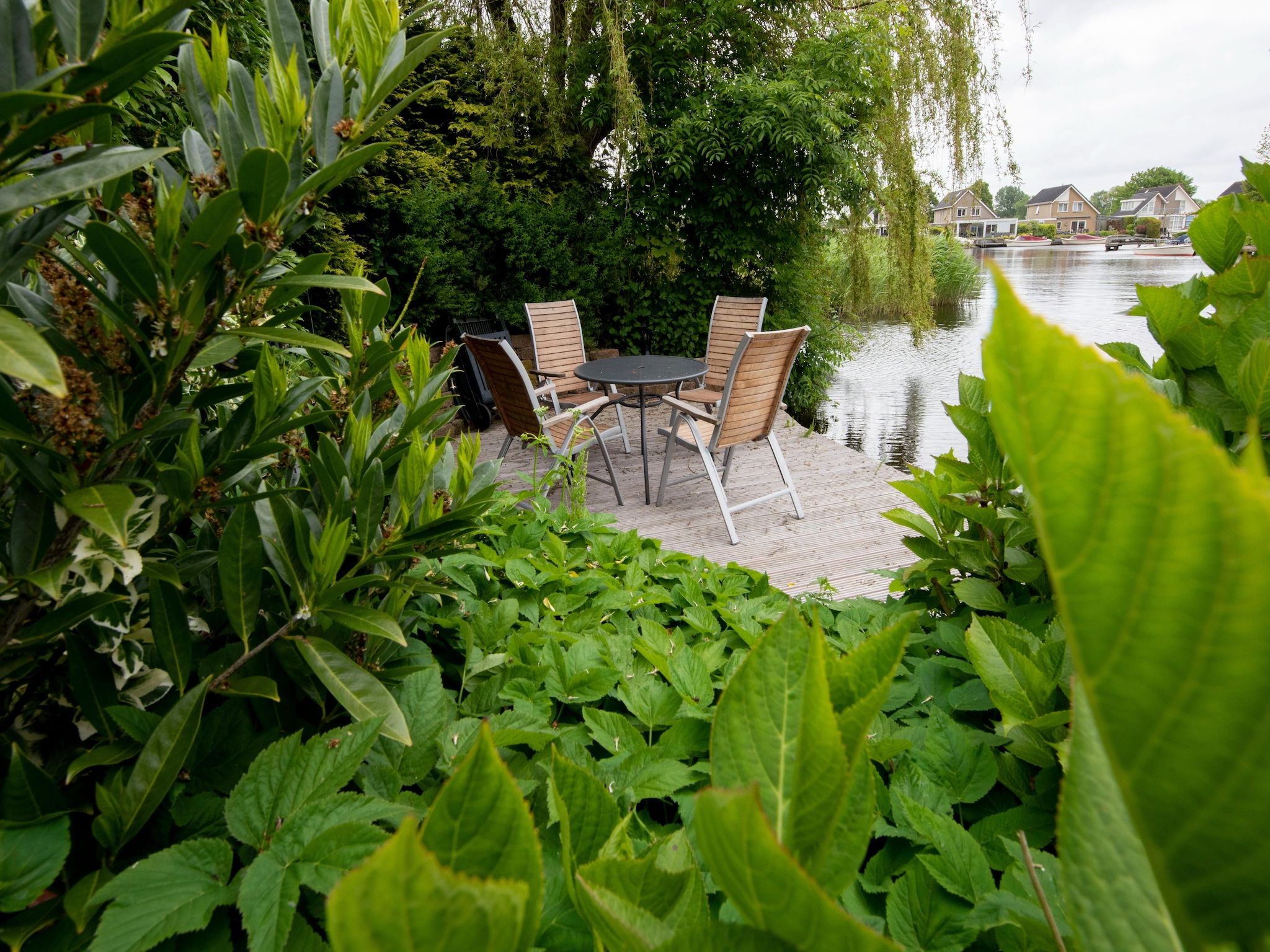 Het terras van Villa aan het water in Terherne in Terherne