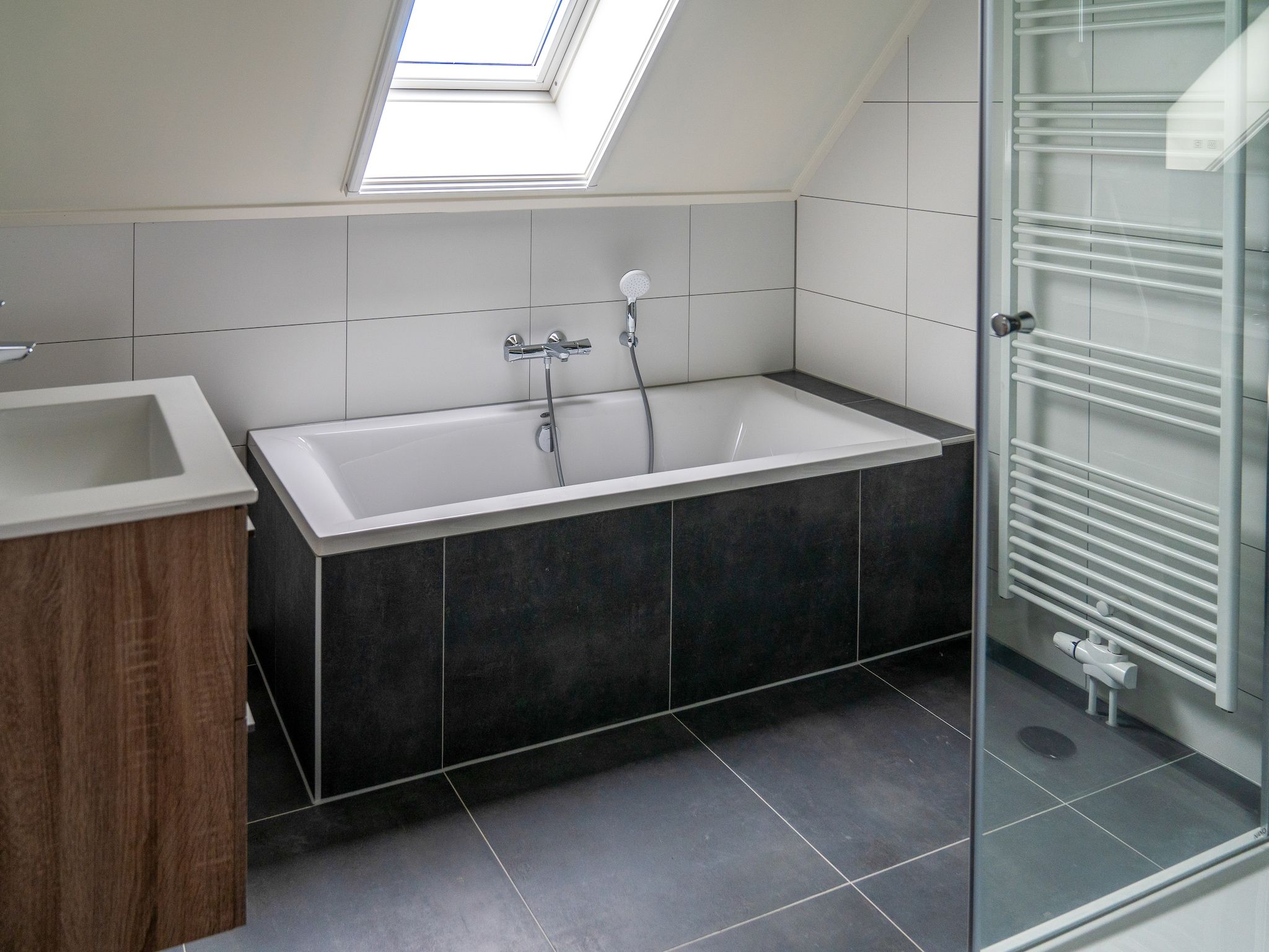 De badkamer van 20 persoons villa in Leons