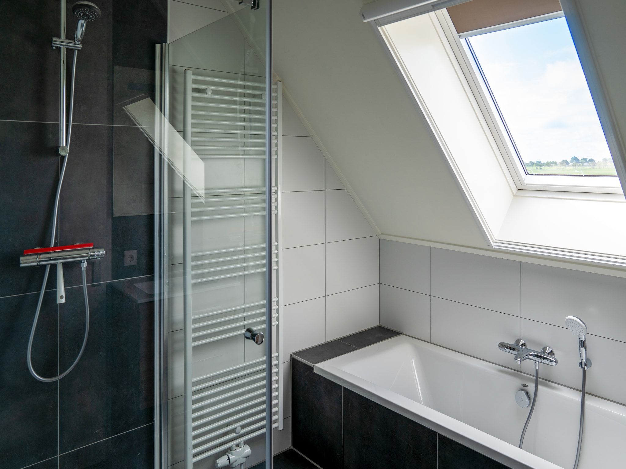 De badkamer van 20 persoons villa in Leons