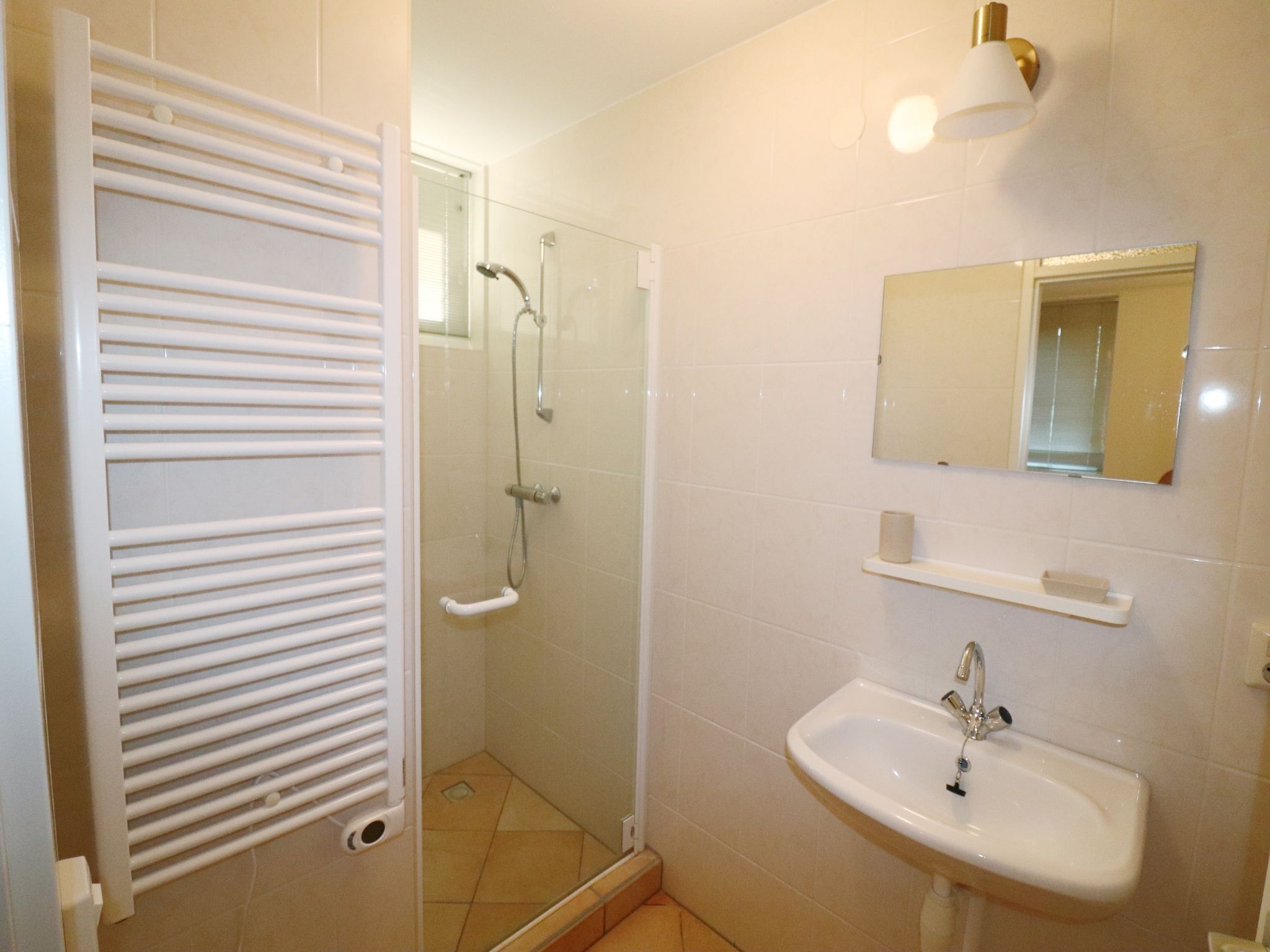 De badkamer van De Wetterkant in Grou