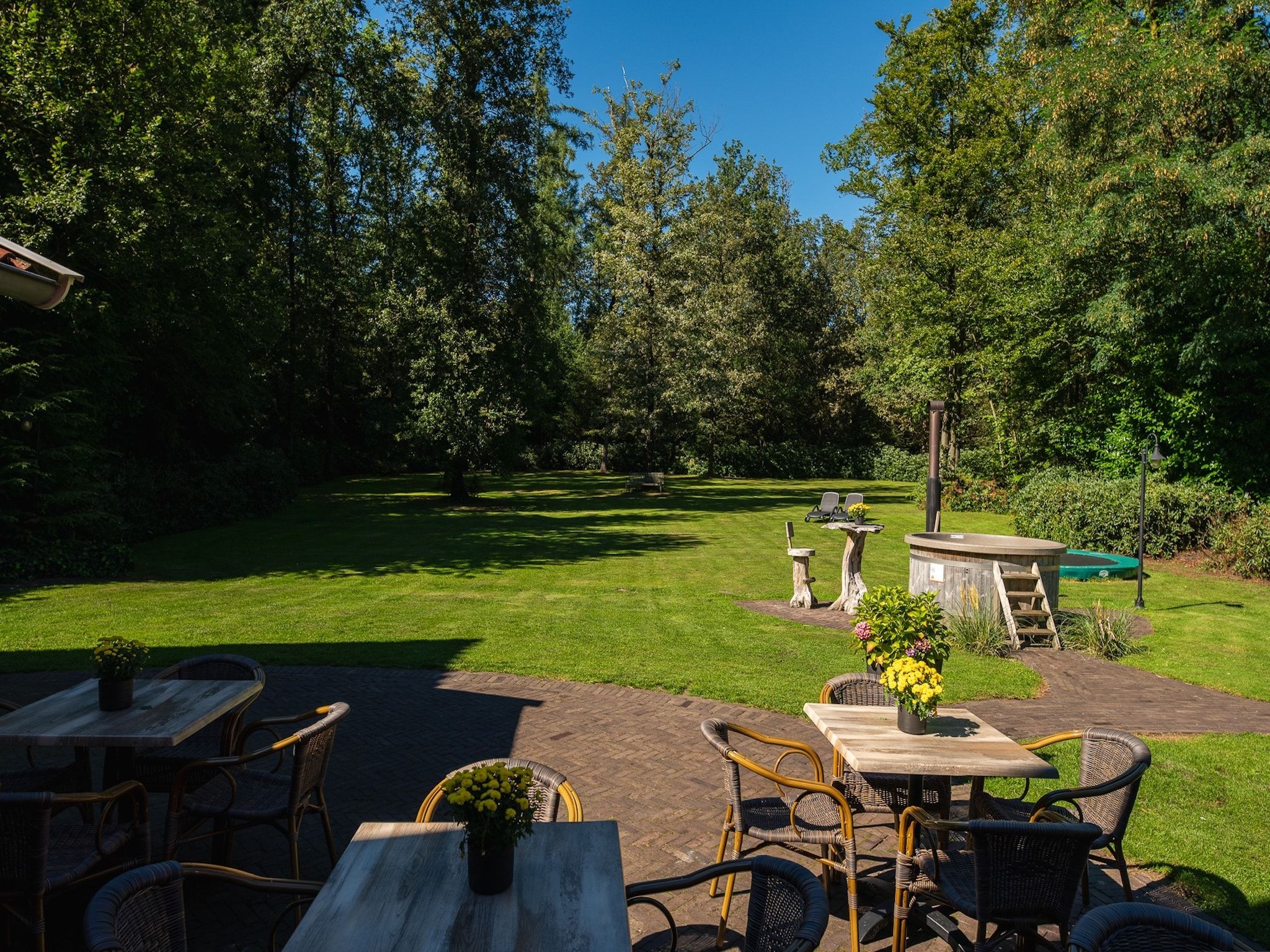 De tuin van Het Landhuis in Losser
