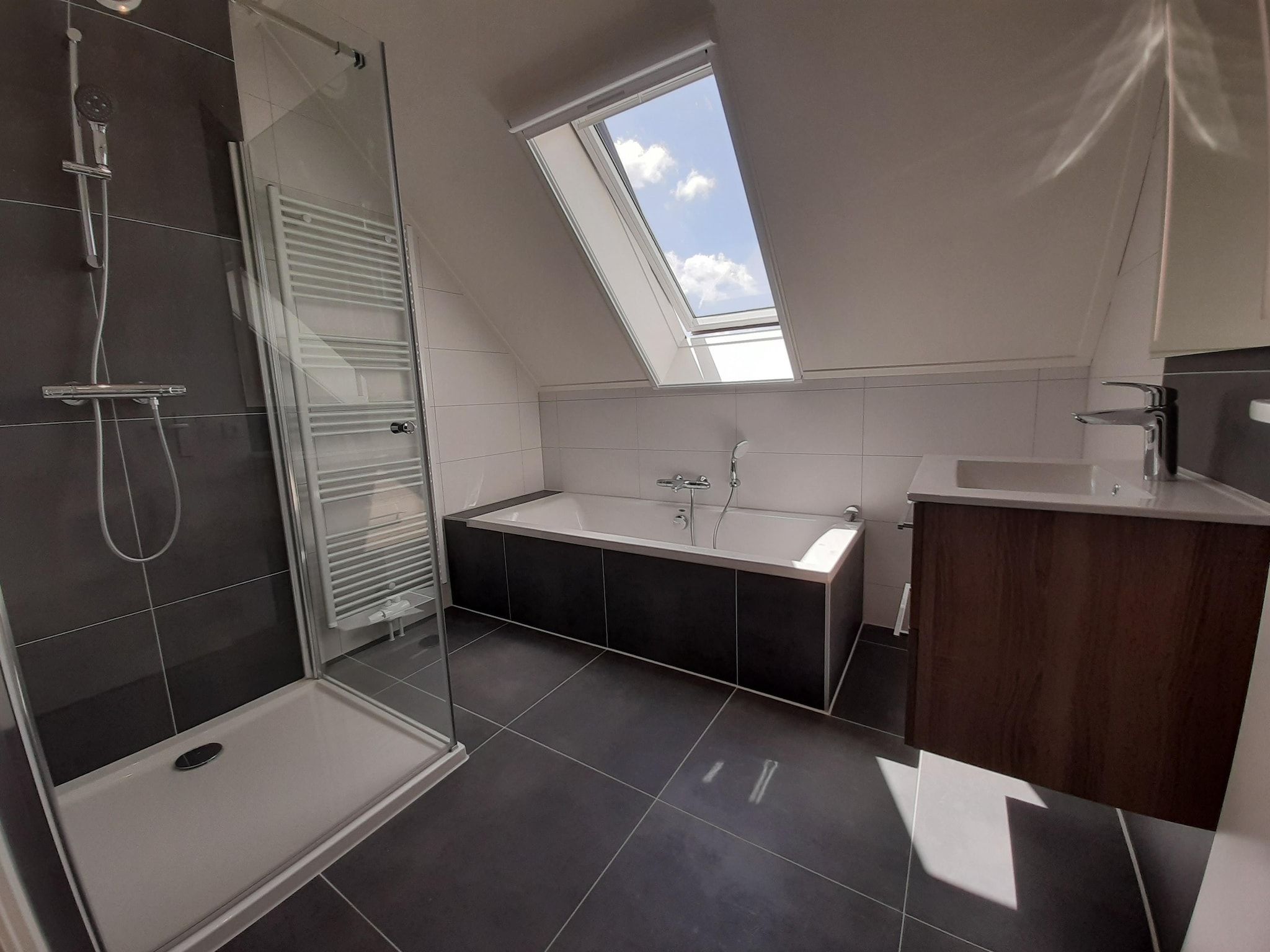 De badkamer van combinatie van 2x 10 persoons woning in Leons
