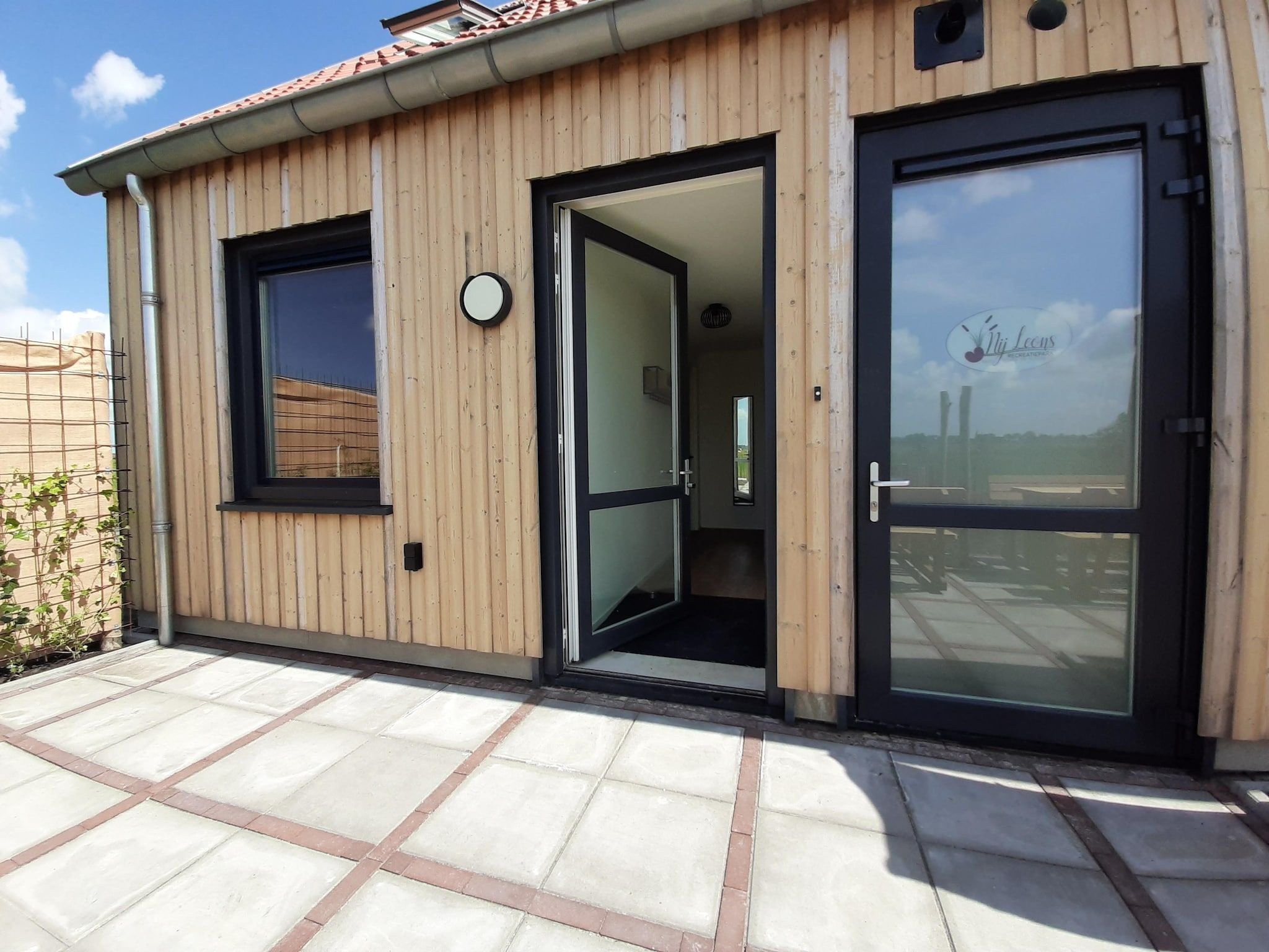 Het terras van combinatie van 2x 10 persoons woning in Leons