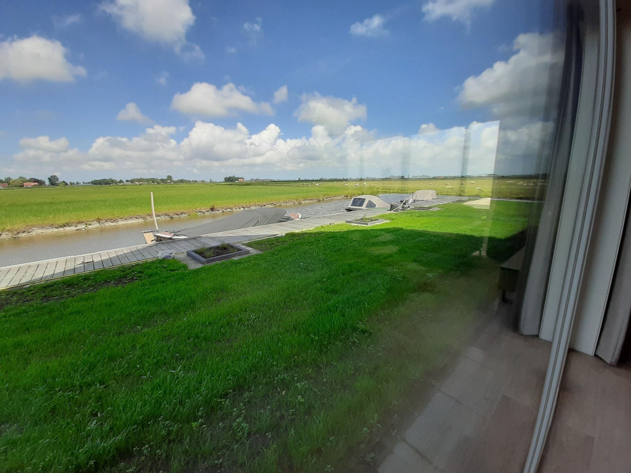 Het uitzicht vanaf combinatie van 2x 10 persoons woning in Leons