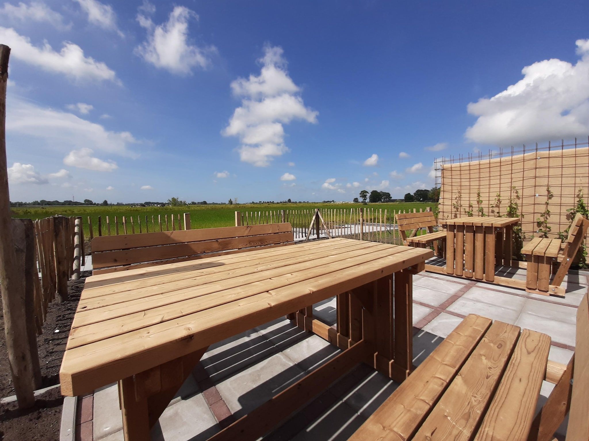 Het terras van combinatie van 2x 10 persoons woning in Leons